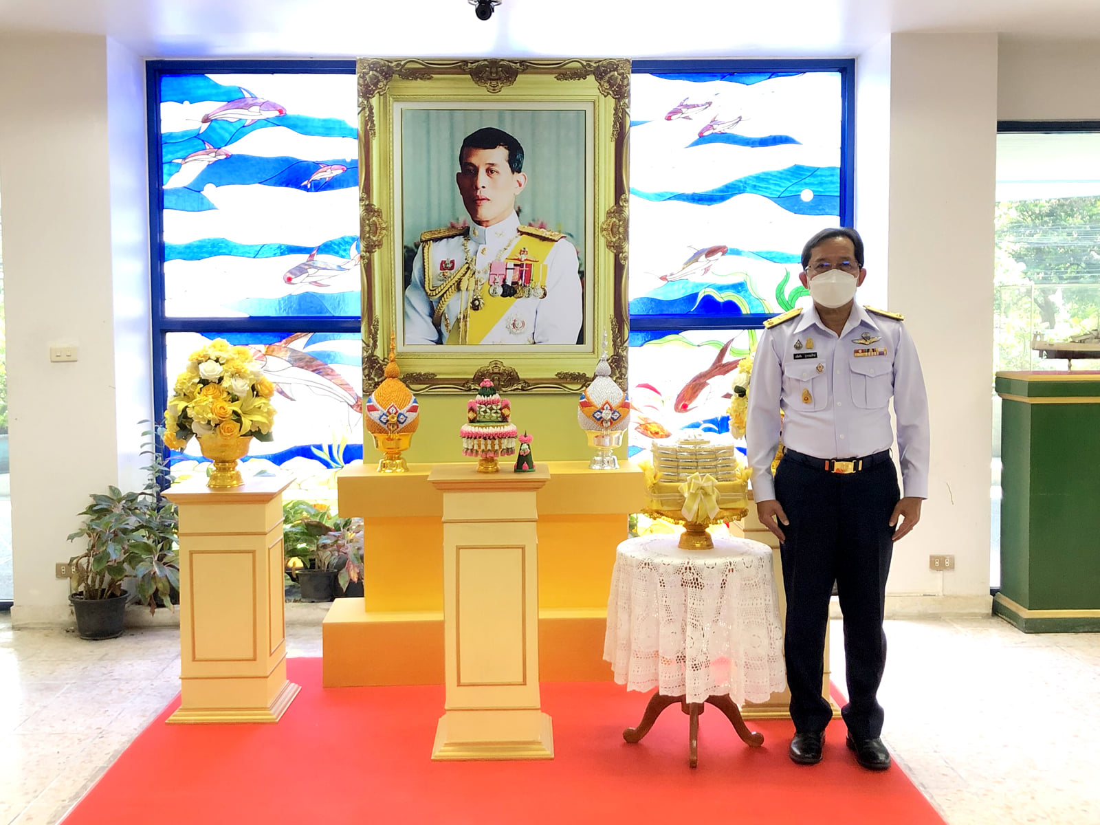 พระบาทสมเด็จพระเจ้าอยู่หัว พระราชทานของที่ระลึกให้แก่กรมประมง..คลิก
