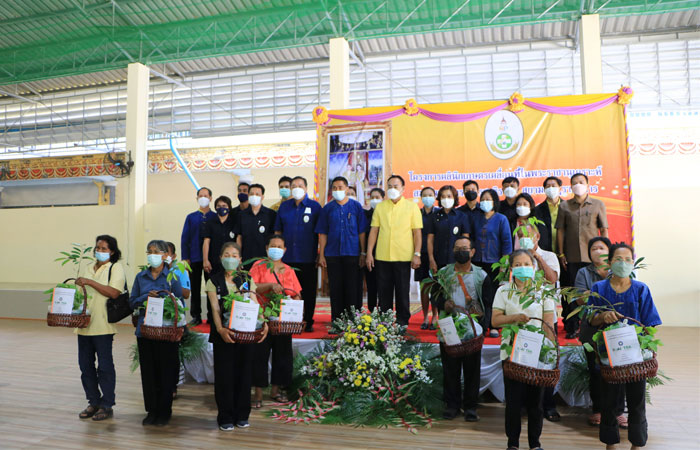โครงการคลินิกเกษตรเคลื่อนที่ในพระราชานุเคราะห์ สมเด็จพระบรมโอรสาธิราช ฯ สยามกุฎราชกุมาร ณ วัดสามผาน ม.5 ต.สองพี่น้อง อ.ท่าใหม่ จ.จันทบุรี..คลิก