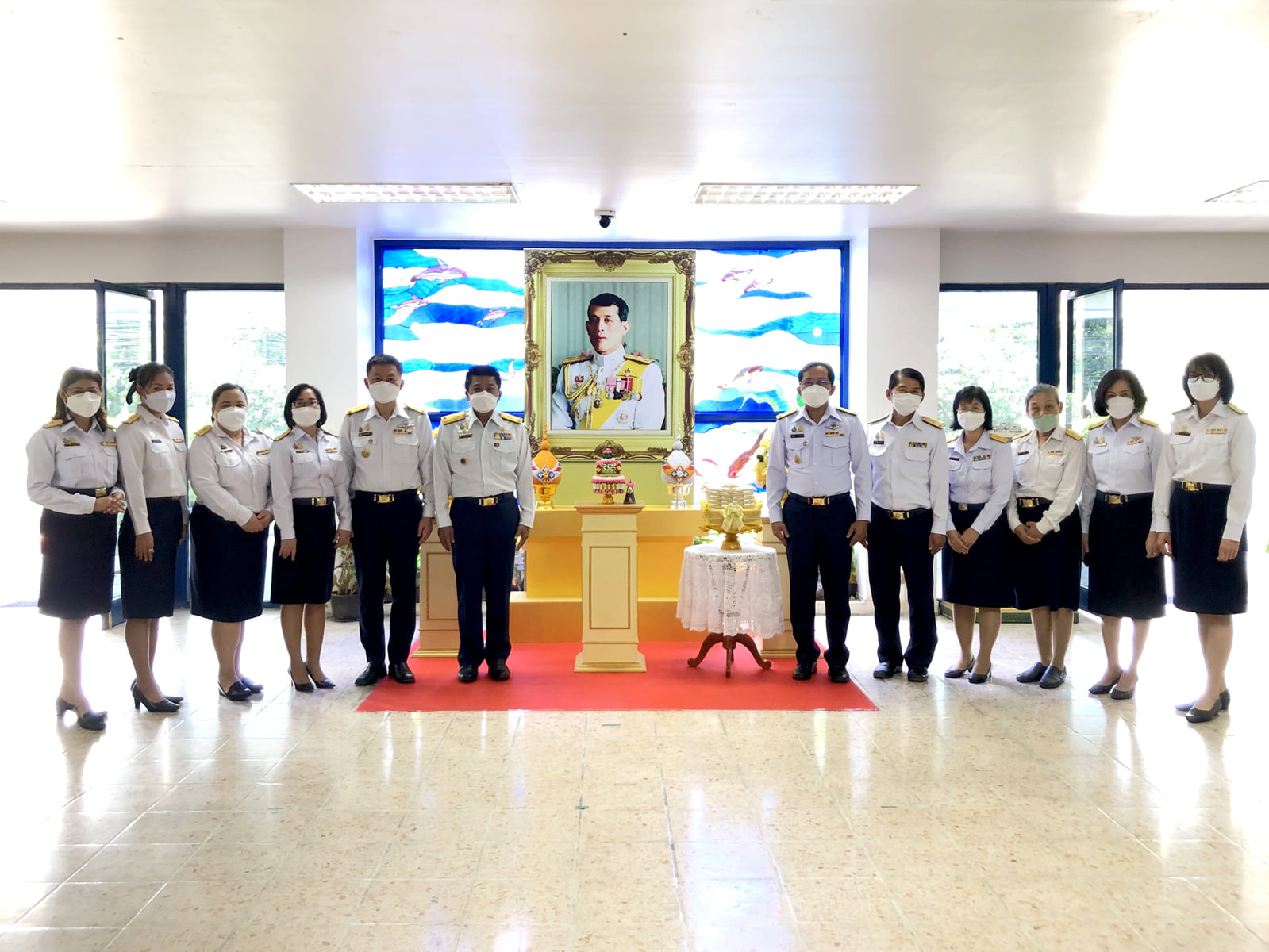 ๒๔ ก.พ. ๖๕ พระบาทสมเด็จพระเจ้าอยู่หัว พระราชทานของที่ระลึกให้แก่กรมประมง