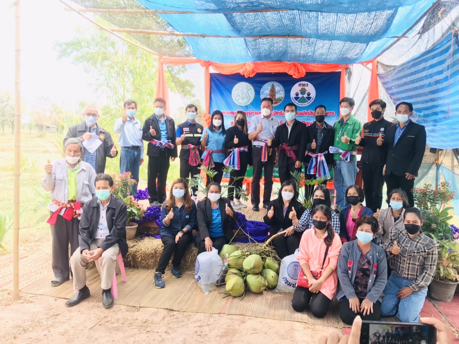 นายสมหมาย โกศล ประมงอำเภอกันทรลักษ์ ร่วมงานวันถ่ายทอดเทคโนโลยี (Field Day) และบริการการเกษตรเพื่อเริ่มต้นฤดูกาลผลิตใหม่ ณ ศพก.เครือข่าย..คลิก