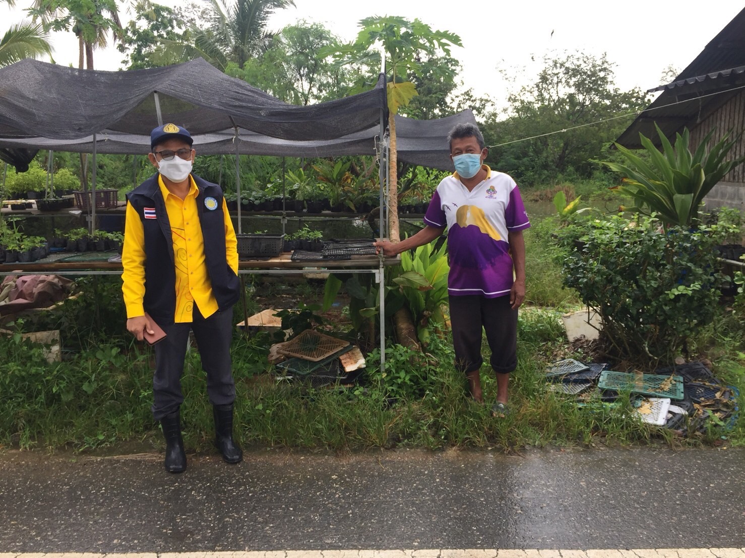 ประมงจังหวัดพัทลุง ลงพื้นที่ตรวจระดับน้ำในบ่อเลี้ยงสัตว์น้ำของเกษตรกรเพื่อเฝ้าระวังน้ำท่วมบ่อ และโรคสัตว์น้ำ ซึ่งฝนตกหนักทั้งวันทั้งคืน..คลิก