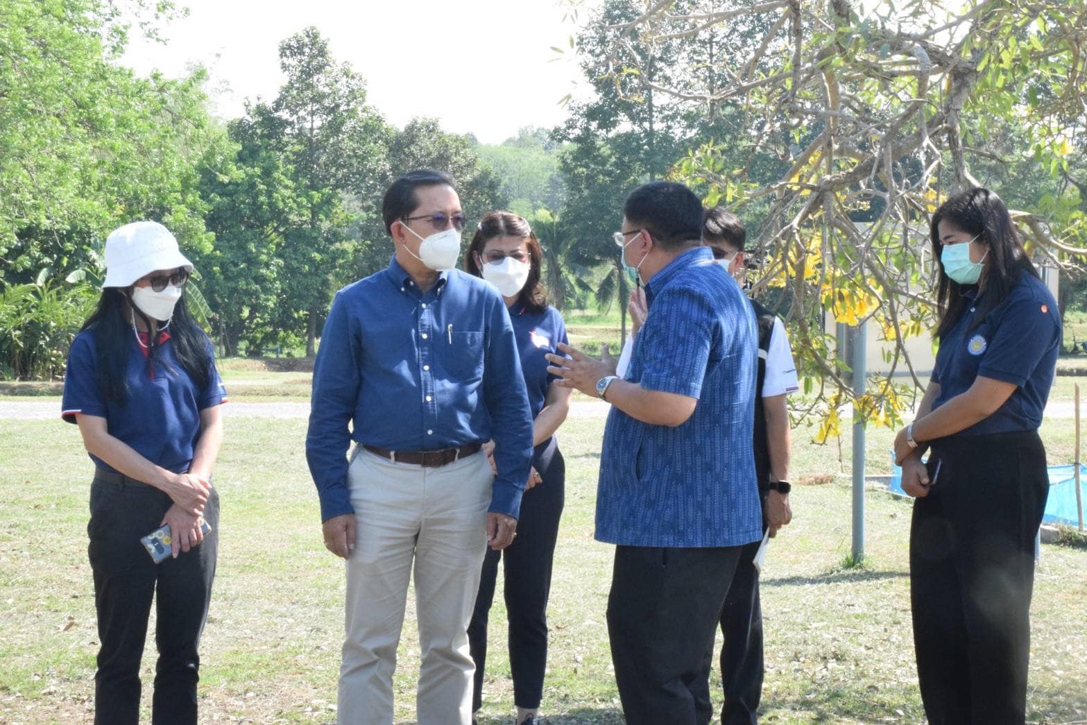 นายเฉลิมชัย สุวรรณรักษ์ รองอธิบดีกรมประมง ตรวจเยี่ยมการปฏิบัติงานด้านการประมงของศูนย์ศึกษาการพัฒนาเขาหินซ้อนอันเนื่องมาจากพระราชดำริ..คลิก