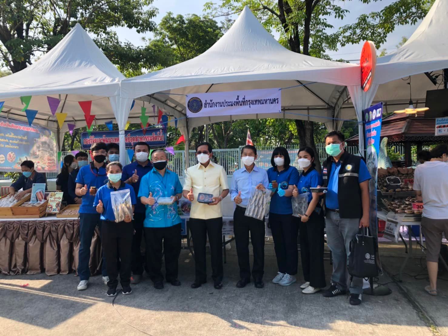 นายเฉลิมชัย สุวรรณรักษ์ รองอธิบดีกรมประมง และนายประพันธ์ ลีปายะคุณ รองอธิบดีกรมประมง ให้เกียรติเยี่ยมชมและอุดหนุนสินค้าในงาน Fisherman Market จำหน่ายสินค้าประมงพื้นบ้าน..คลิก