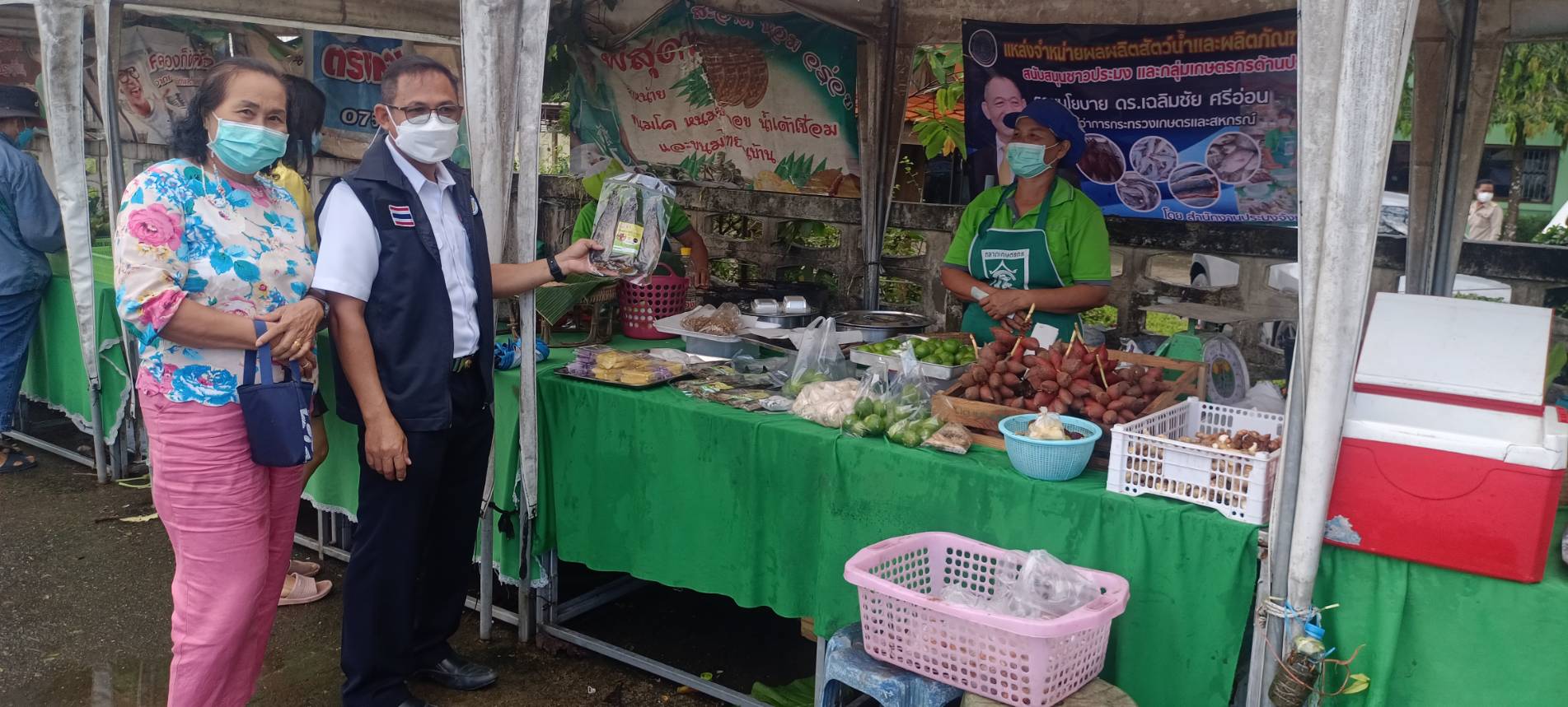 ประมงจังหวัดพัทลุง ลงตรวจเยี่ยมเกษตรกรผู้มาจำหน่ายสินค้าประมงหน้าตลาดเกษตร ณ หน้าสำนักงานปศุสัตว์จังหวัดพัทลุง..คลิก