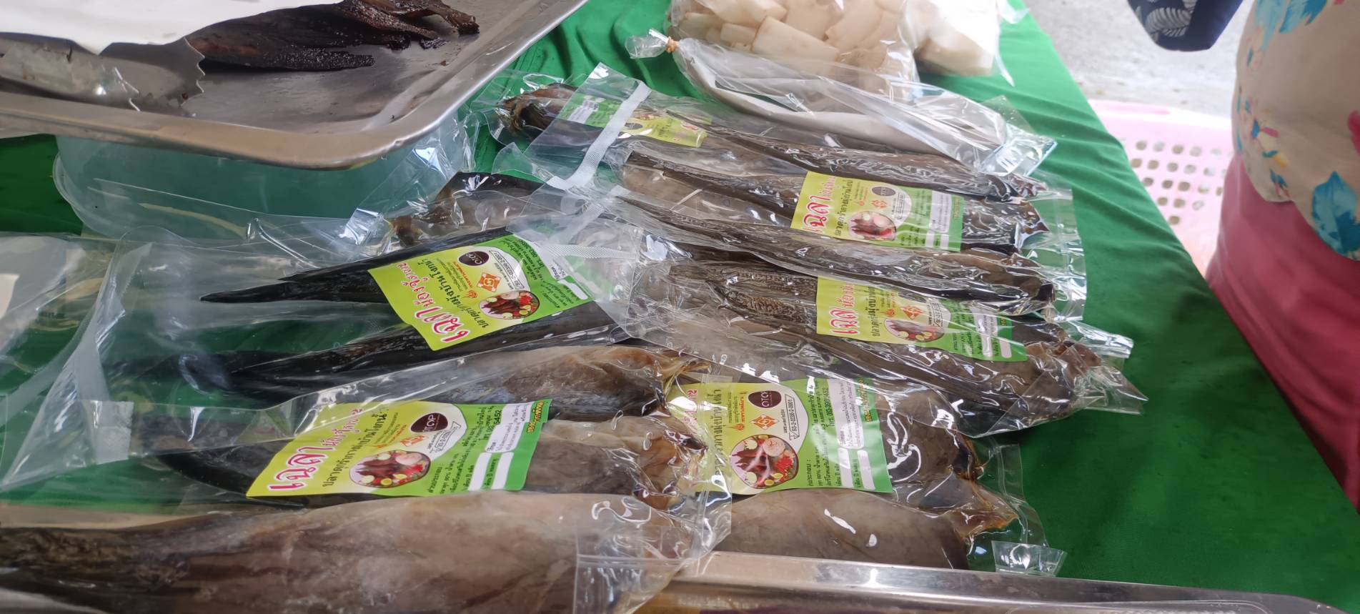 ประมงจังหวัดพัทลุง ลงตรวจเยี่ยมเกษตรกรผู้มาจำหน่ายสินค้าประมงหน้าตลาดเกษตร ณ หน้าสำนักงานปศุสัตว์จังหวัดพัทลุง