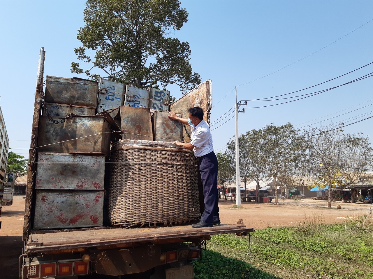 ตรวจสินค้าประมงที่นำเข้า ส่งออก ทางจุดผ่อนปรนการค้าบ้านหนองปรือ..คลิก