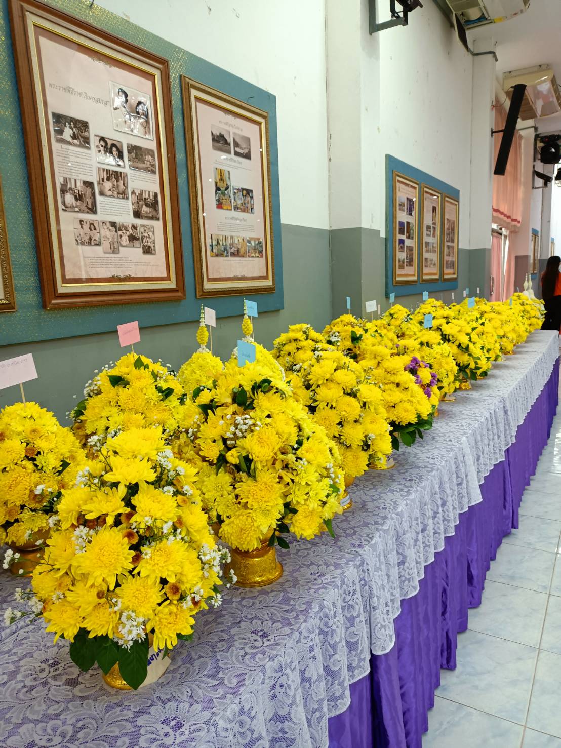 นายกิตติพงษ์ ลีลาศสง่างาม ประมงจังหวัดศรีสะเกษ นางสาวสุจิตราภรณ์ ไพฑูรย์ เจ้าหน้าที่ธุรการ ร่วมพิธีวางพานพุ่มดอกไม้สด ถวายราชสักการะ เทิดพระเกียรติเนื่องในวันพระบิดาแห่งมาตรฐานการช่างไทย..คลิก
