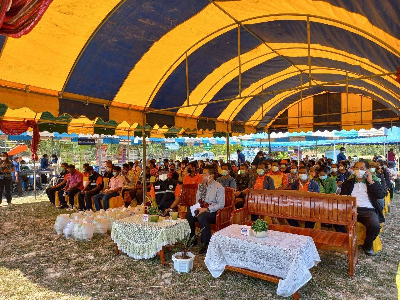 นายกิตติพงษ์ ลีลาศสง่างาม ประมงจังหวัดศรีสะเกษ มอบหมายให้นายชาญ คำเรียงศรี ประมงอำเภอปรางค์กู่ ร่วมงานวันถ่ายทอดเทคโนโลยี (Field Day)..คลิก