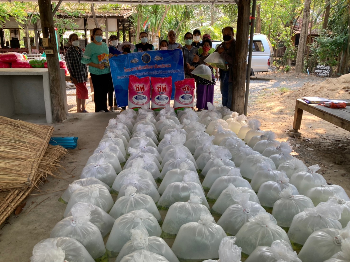 สำนักงานประมงจังหวัดสุพรรณบุรี สนับสนุนปัจจัยการผลิต โครงการส่งเสริมอาชีพประมง (กิจกรรมส่งเสริมเกษตรทฤษฎีใหม่ด้านการประมง) ปีงบประมาณ พ.ศ. 2565..คลิก