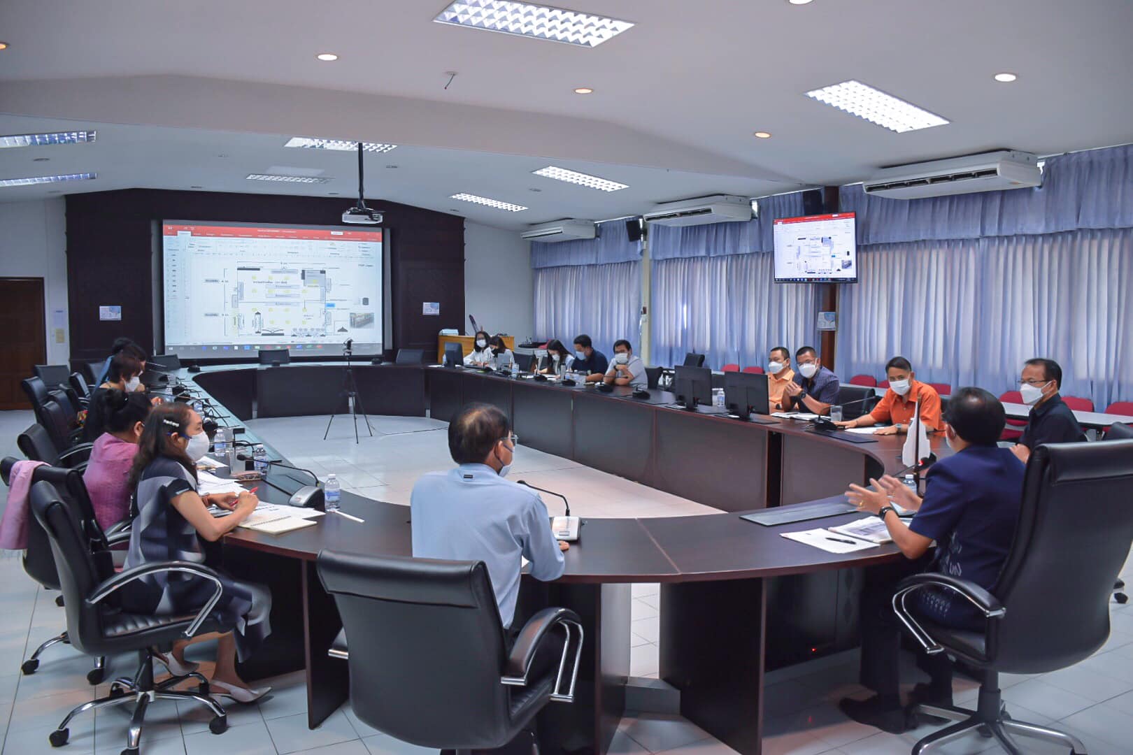 นายเฉลิมชัย สุวรรณรักษ์ อธิบดีกรมประมง เป็นประธานการประชุมติดตามความก้าวหน้าโครงการศูนย์เรียนรู้ผู้ประกอบการด้านการกระจายสินค้าประมง (Fisherman Shop@Bang Khen)..คลิก
