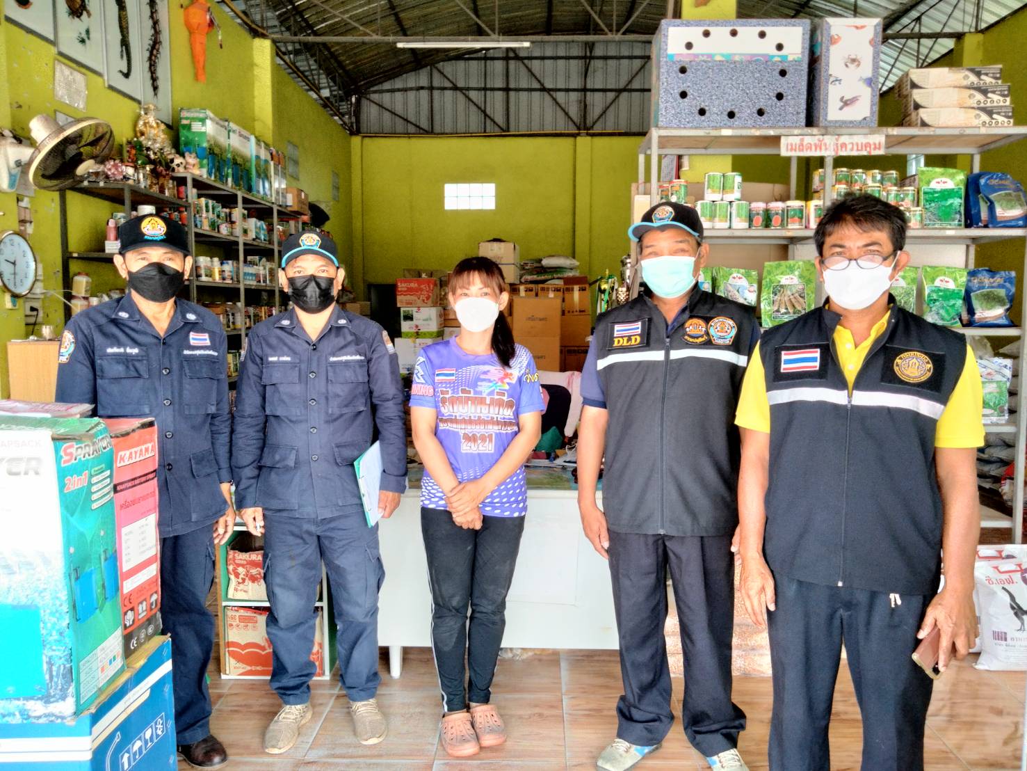 นายกิตติพงษ์ ลีลาศสง่างาม ประมงจังหวัดศรีสะเกษ มอบหมายให้นายสัมฤทธิ์ ขำพลับ ประมงอำเภอราษีไศล ร่วมบูรณาการกับสำนักงานปศุสัตว์อำเภอราษีไศล ตรวจร้านค้าจำหน่ายอาหารสัตว์และปัจจัยการผลิตด้านการเกษตร ในเขตพื้นที่อำเภอราษีไศล..คลิก