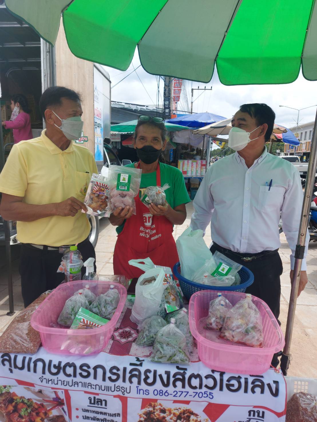นายชาญ คำเรียงศรี ประมงอำเภอปรางค์กู่ตรวจเยี่ยมเพื่อให้คำแนะนำการยื่นคำขอขึ้นทะเบียนผู้ประกอบการด้านการประมง (ทบ.2) และประชาสัมพันธ์เพื่อสนับสนุนช่องทางการจำหน่ายสินค้าสัตว์น้ำแปรรูป ผ่านนระบบ Fisheries Shop กลุ่มเลี้ยสัตว์น้ำ บ้านไฮเลิง ต.สำโรงปราสาท อ.ปรางค์กู่ จ.ศรีสะเกษ..คลิก