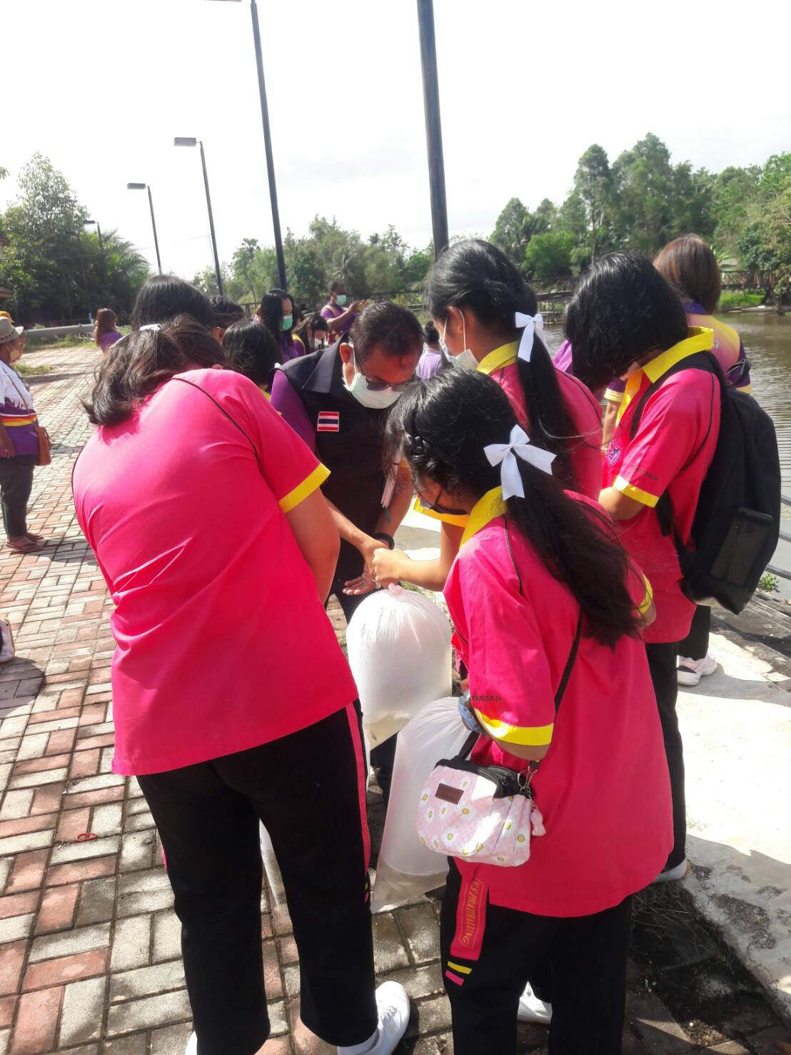 ประมงจังหวัดพัทลุง ร่วมปล่อยพันธุ์สัตว์น้ำตามโครงการปล่อยปลา รักษาสมดุล เพิ่มทุนชีวติ ประจำปี พ.ศ.2565