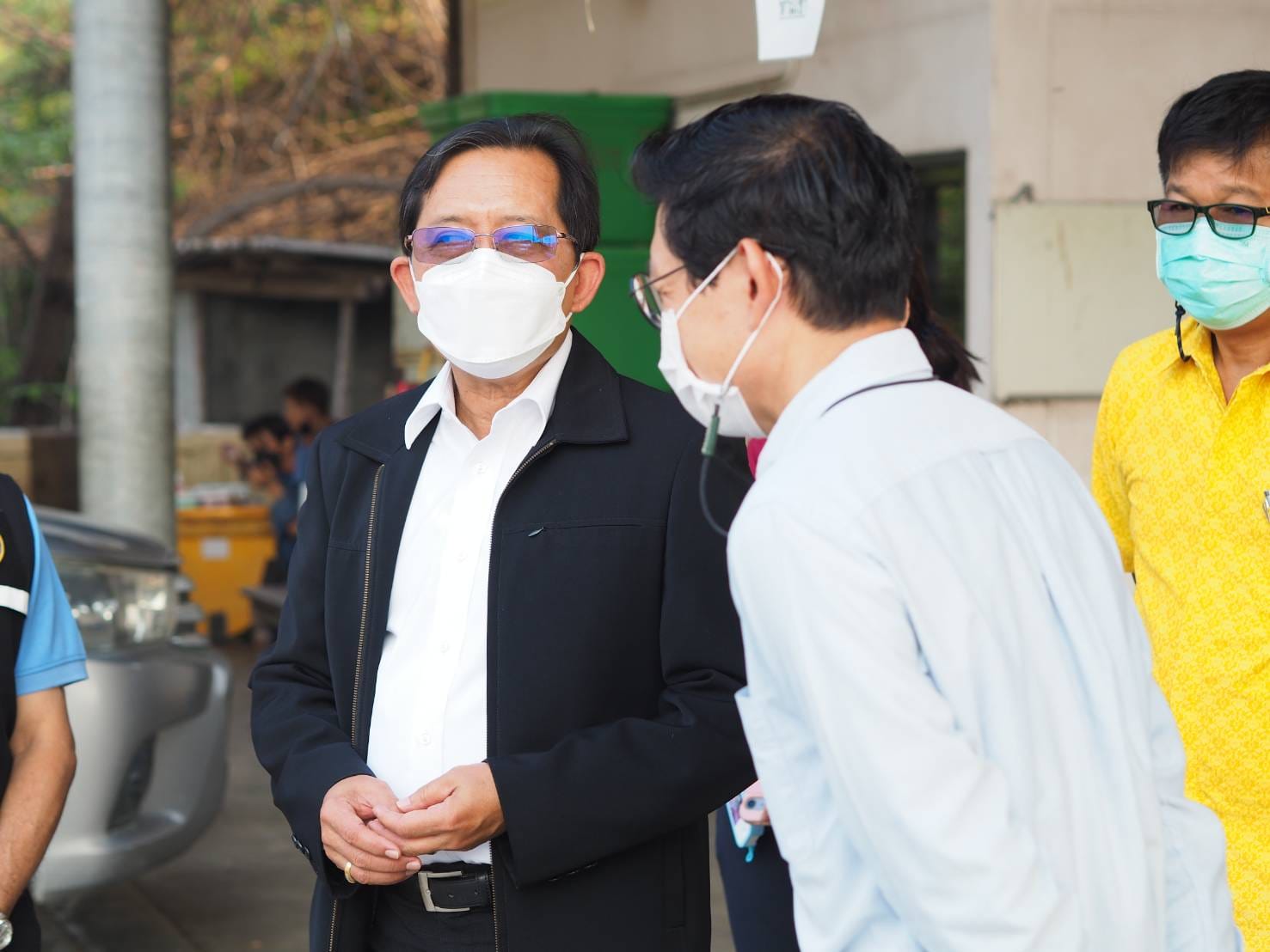 นายเฉลิมชัย สุวรรณรักษ์ อธิบดีกรมประมงเข้าตรวจเยี่ยมและพบปะ นายสุทัศน์ ประดิษฐอุกฤษฎ์ ผู้ประกอบการแพรับซื้อและจำหน่ายกุ้งก้ามกราม กุ้งขาว และเกษตรกรผู้เพาะเลี้ยงสัตว์น้ำ เพื่อรับฟังปัญหาและแลกเปลี่ยนข้อมูลเกี่ยวกับการจับกุ้ง การซื้อขายกุ้ง ตลอดจนการนำระบบโปรแกรมประยุกต์การออกหนังสือกำกับการซื้อขายสัตว์น้ำ..คลิก