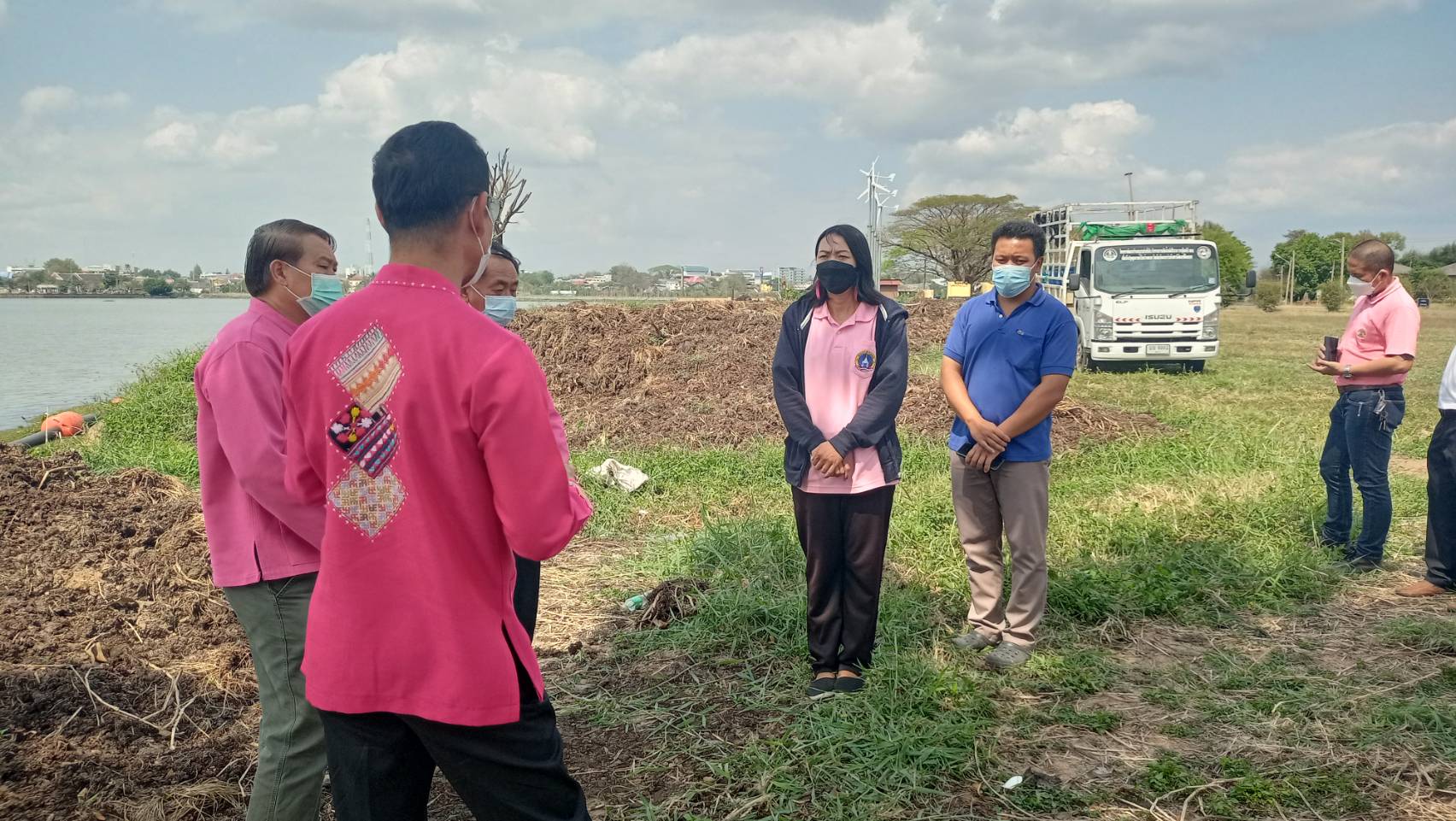 ร่วมกิจกรรมการทำปุ๋ยหมักจากผักตบชวา โครงการเฉลิมพระเกียรติสมเด็จพระนางเจ้าสิริกิติ์พระบรมราชินีนาถ พระบรมราชชนนีพันปีหลวง