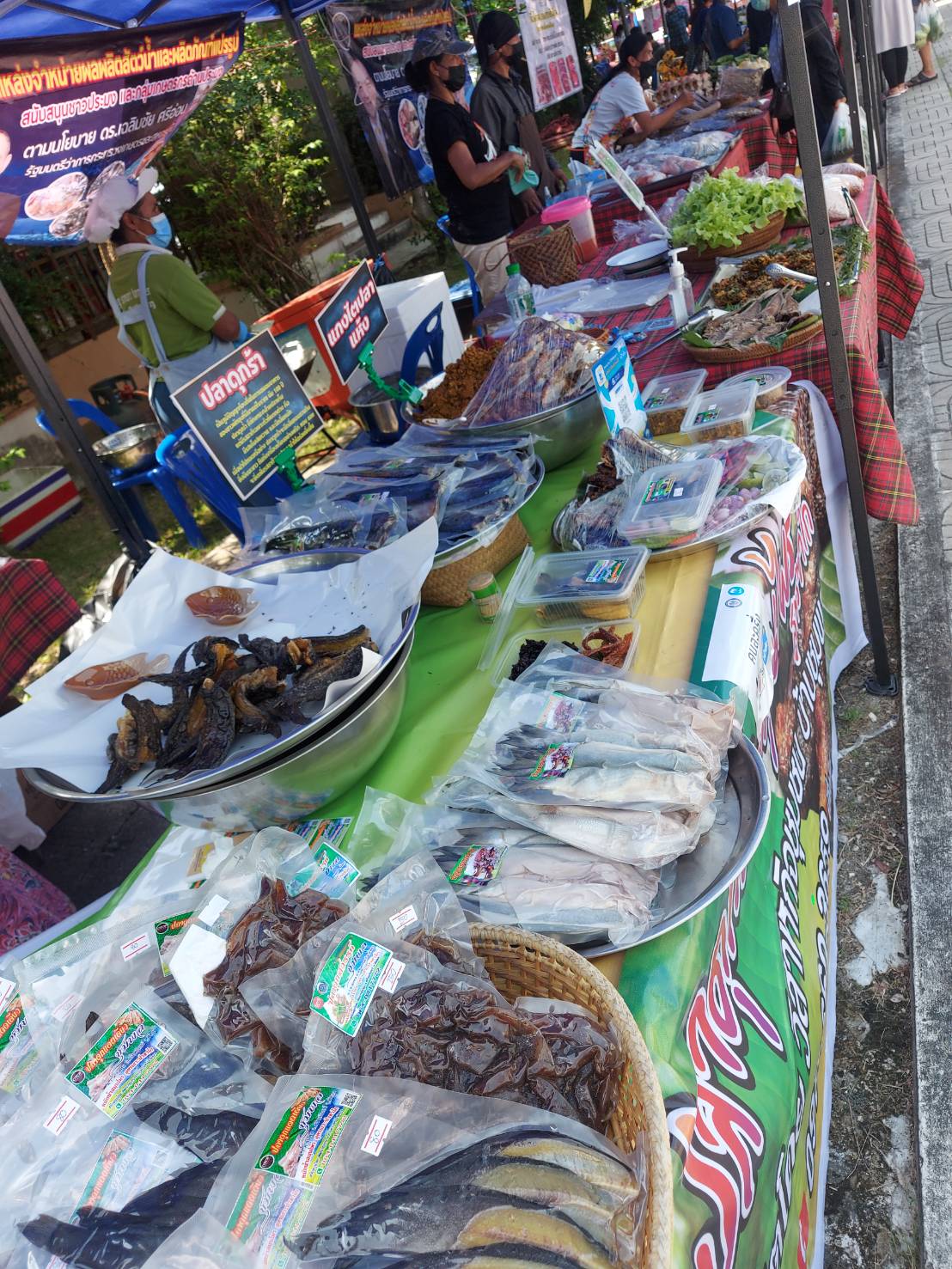 ประมงจังหวดัพัทลุง ร่วมเปิดตลาดนัดปันสุข (ศุกร์) กระตุ้นเศรษฐกิจ  Fisherman Shop@Phatthalung (ร้านจำหน่ายสินค้าประมง จ.พัทลุง)