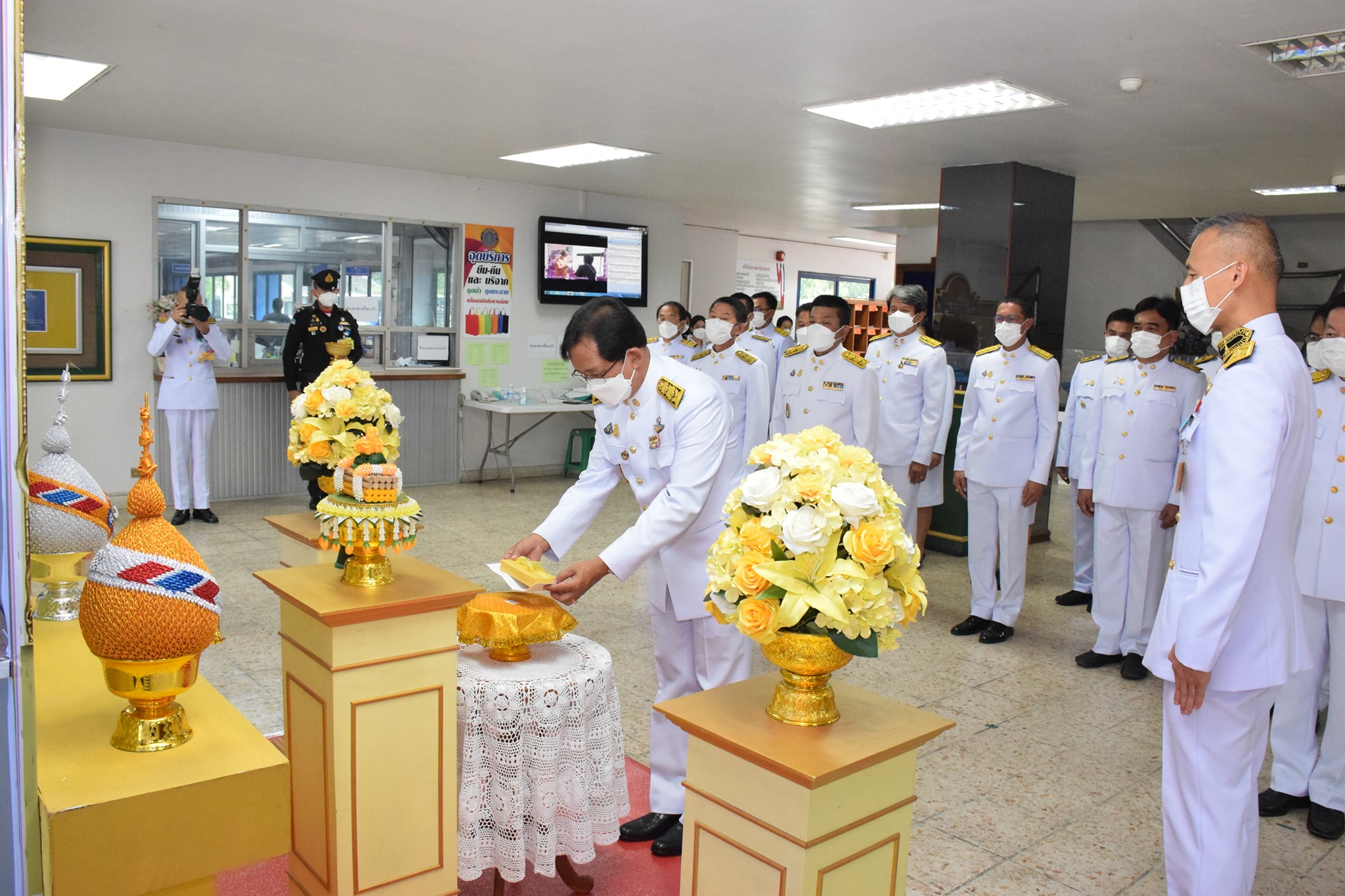 พระบาทสมเด็จพระวชิรเกล้าเจ้าอยู่หัว ทรงพระกรุณาโปรดเกล้าโปรดกระหม่อมให้ผู้แทนพระองค์ นายสมศักดิ์ อนุราชเสนา ประจำสำนักพระราชวัง พิเศษ ระดับ 10 อันเชิญหนังสือขอบคุณ เนื่องในวันคล้ายวันเกิดเจ้าคุณพระสินีนาฏ พิลาสกัลยาณี 26 มกราคม 2565..คลิก