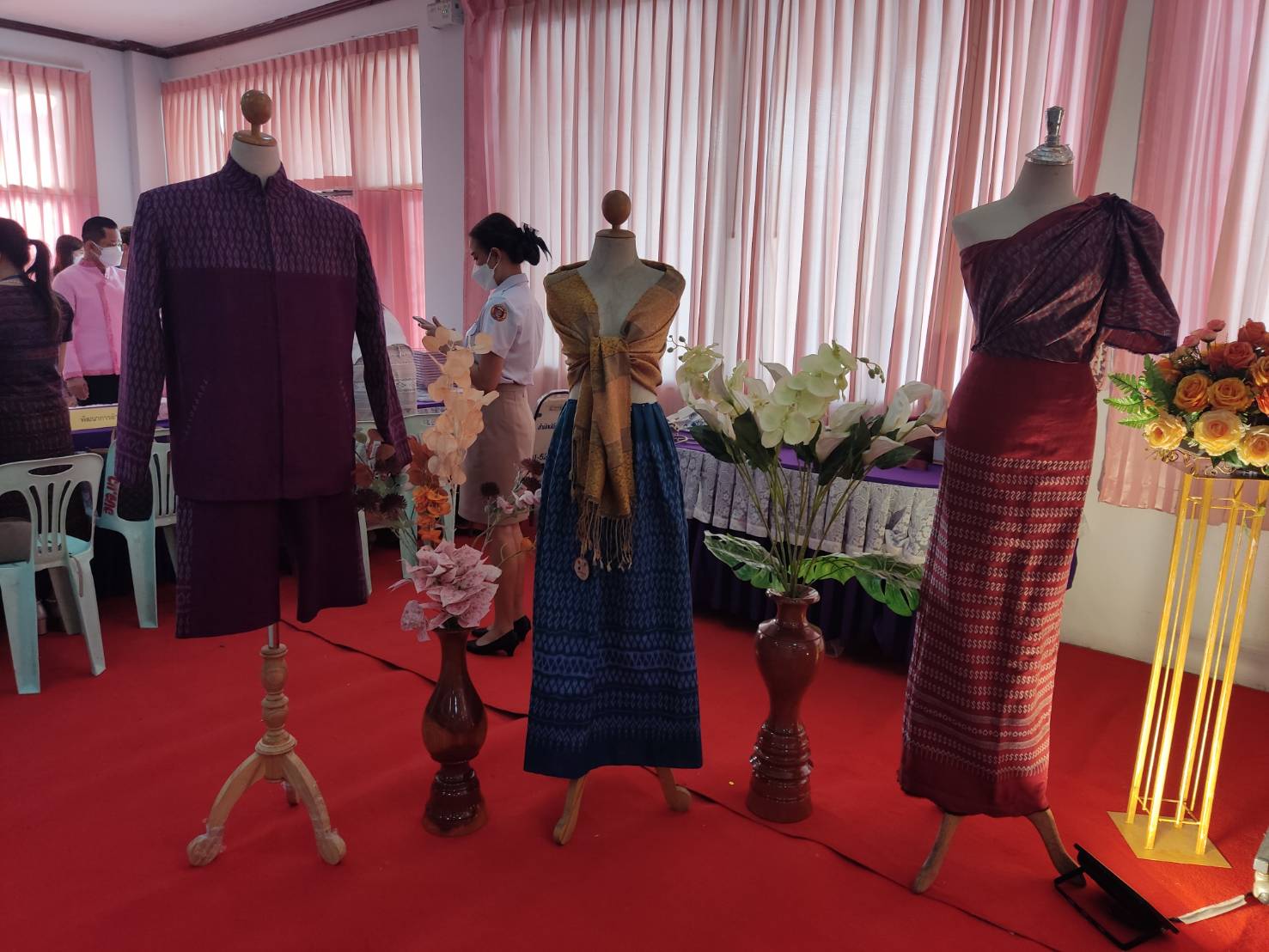 ร่วมงานพิธีมอบลายผ้าพระราชทาน  