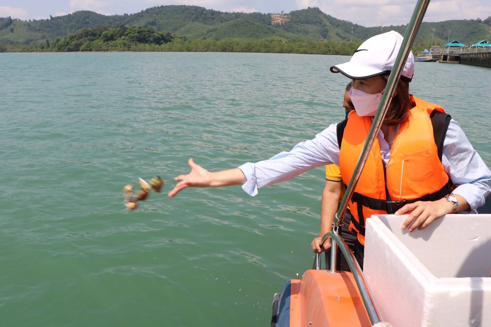 จัดกิจกรรมปล่อยพันธุ์สัตว์น้ำเพื่อเพิ่มผลิตสัตว์น้ำในแหล่งน้ำธรรมชาติ ณ องค์การบริหารส่วนตำบลคลองเคียน อำเภอตะกั่วทุ่ง จังหวัดพังงา