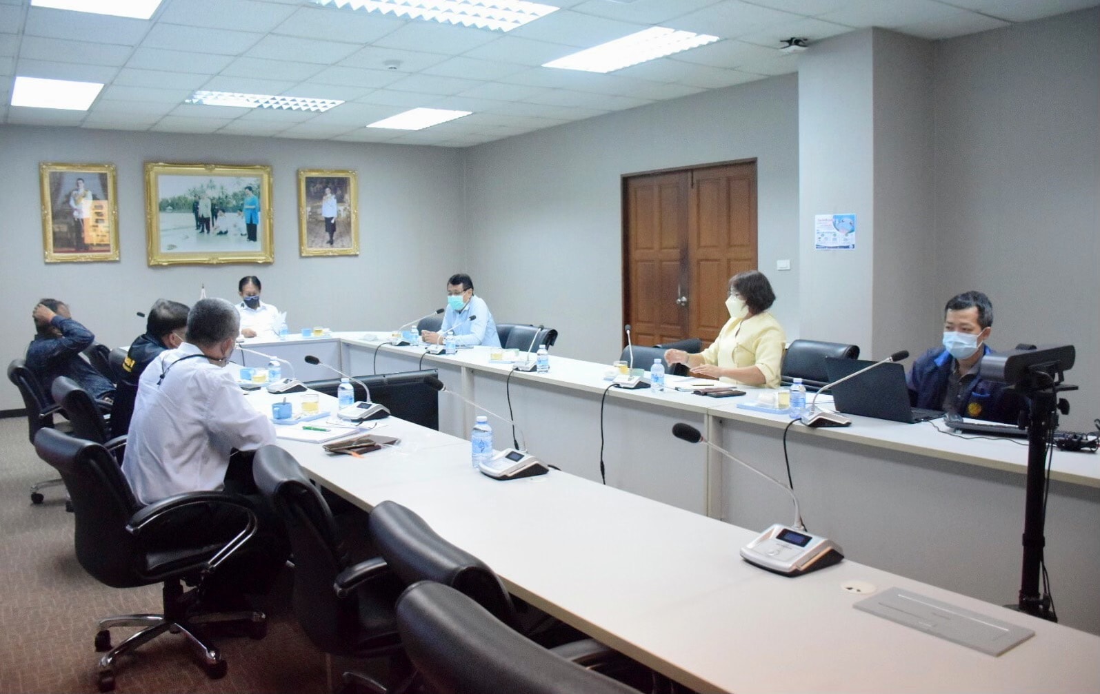 นายประเทศ ซอรักษ์ ผู้ตรวจราชการกรมประมง เป็นประธานในการประชุมฟื้นฟูการเพาะเลี้ยงกุ้ง หรือผ่านระบบ Zoom Clouds Meeting..คลิก