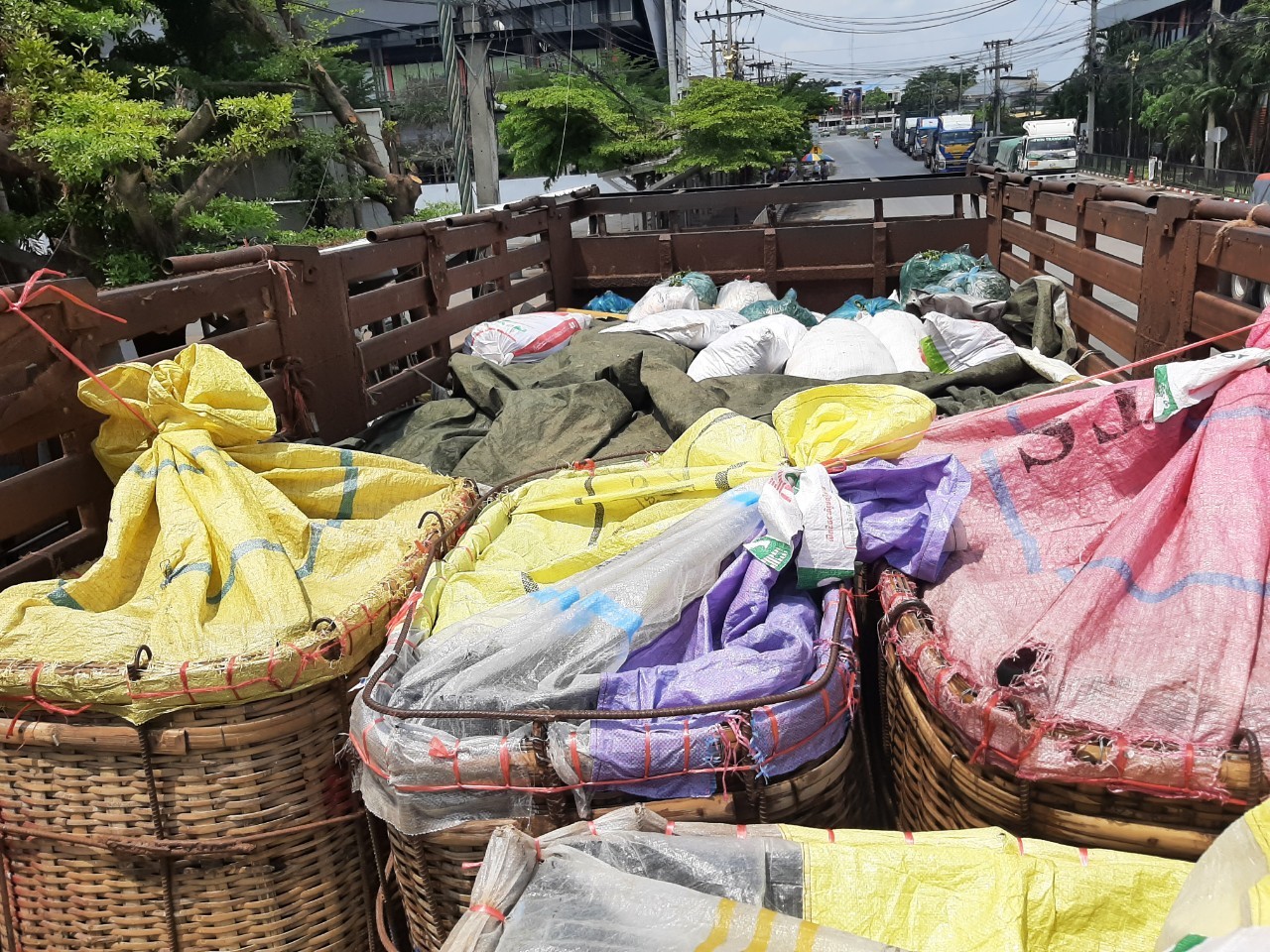 ตรวจสินค้าประมงที่นำเข้า ส่งออก ทางจุดผ่านแดนถาวรบ้านคลองลึก..คลิก