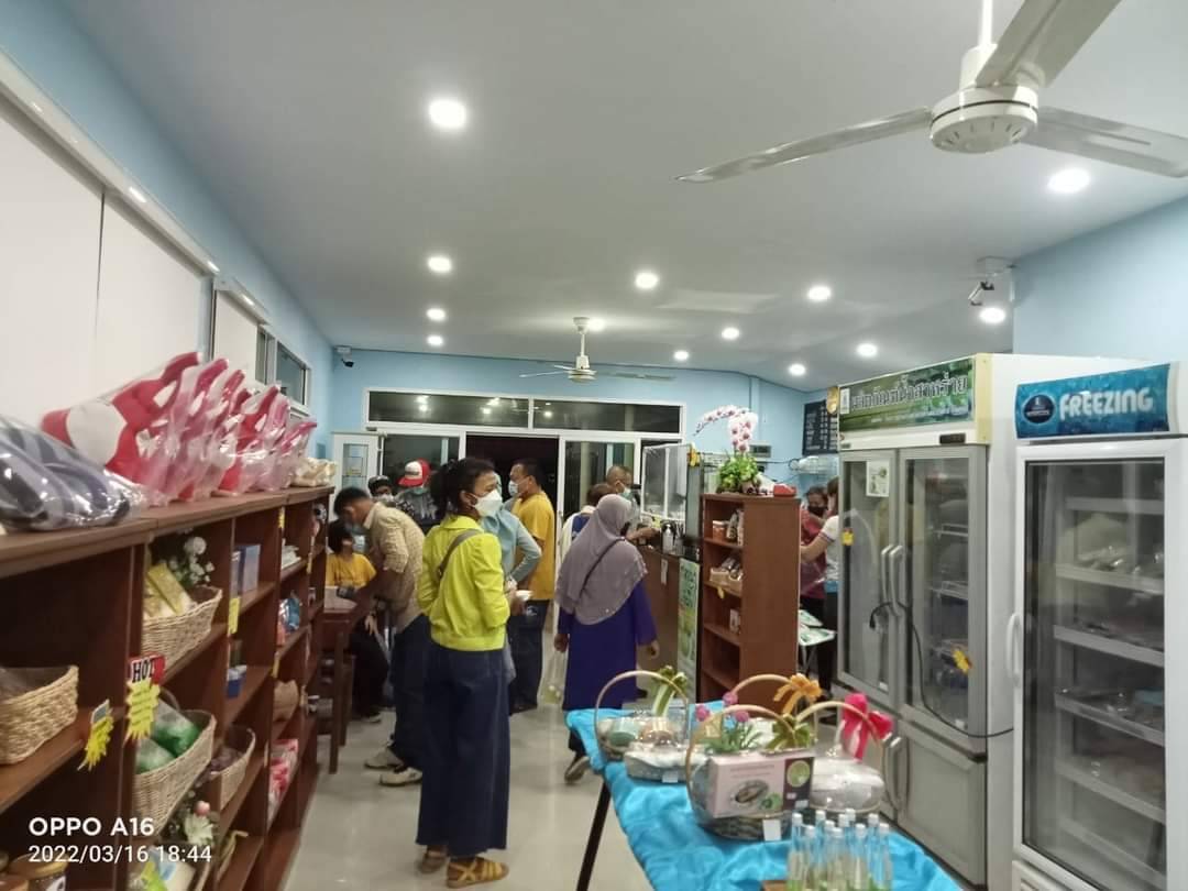 นายสมภพ พิทยาพันธุ์ นักเกษตร่มูลนิธิฯ วิทยากรบรรยายให้ความรู้ แก่อาจารย์ และเจ้าหน้าที่จากมหาวิทยาลัยราชภัฎภูเก็ต เข้ามาศึกษาดูงานด้านประมงและเยี่ยมชมฟาร์มทะเลตัวอย่างในสมเด็จพระนางเจ้าสิริกิติ์ พระบรมราชินีนาถ จังหวัดเพชรบุรี