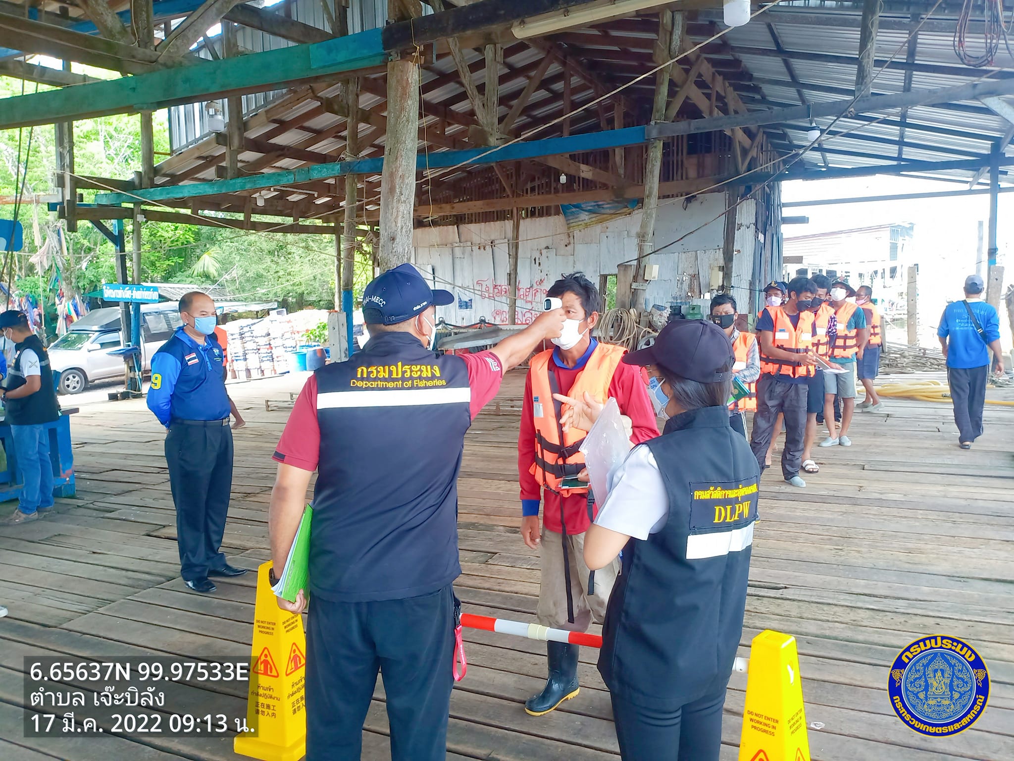 วันที่ 17 มีนาคม 2565 : ผอ.ศบป.9 ตรวจติดตาม ทวนสอบการปฏิบัติงานตรวจสอบเรือประมงหน้าท่า ของเจ้าหน้าที่สหวิชาชีพ ศจร.สตูล..คลิก