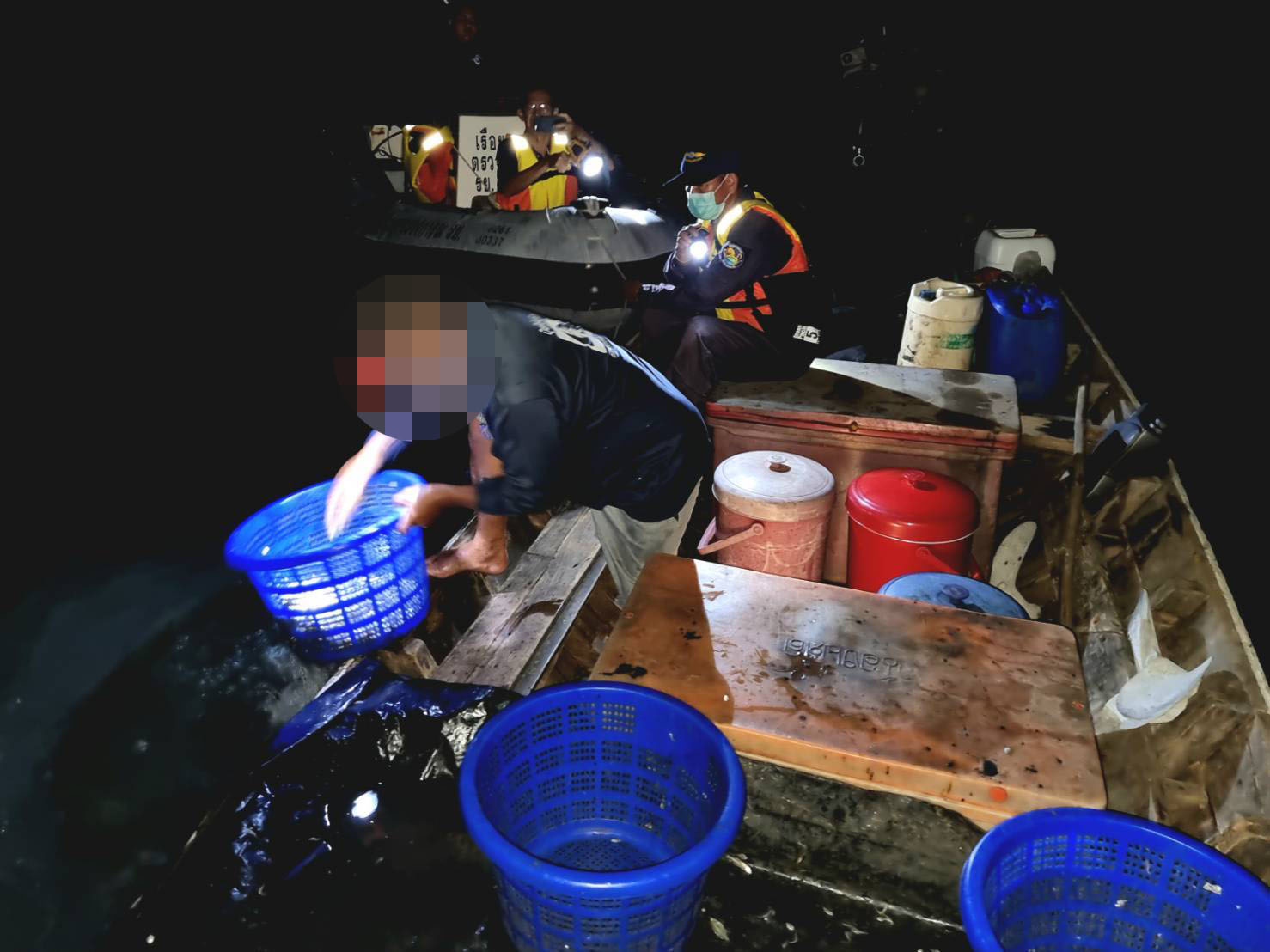 ปฏิบัติงานควบคุมการทำประมงในเขตพื้นที่ทะเลชายฝั่งจังหวัดจันทบุรี..คลิก