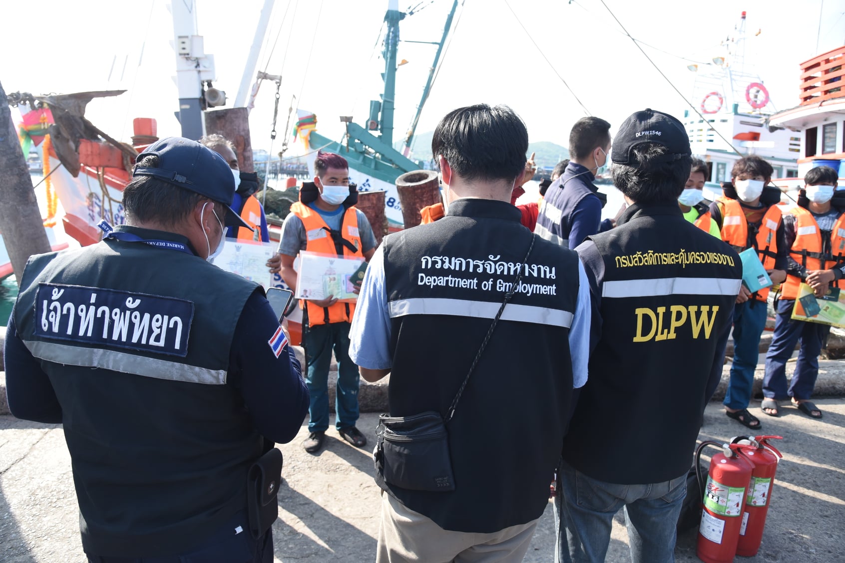 ร่วมการลงพื้นที่และแถลงข่าวการตรวจสอบเอกสารหนังสือคนประจำเรือสำหรับแรงงานต่างด้าว (Seabook)..คลิก