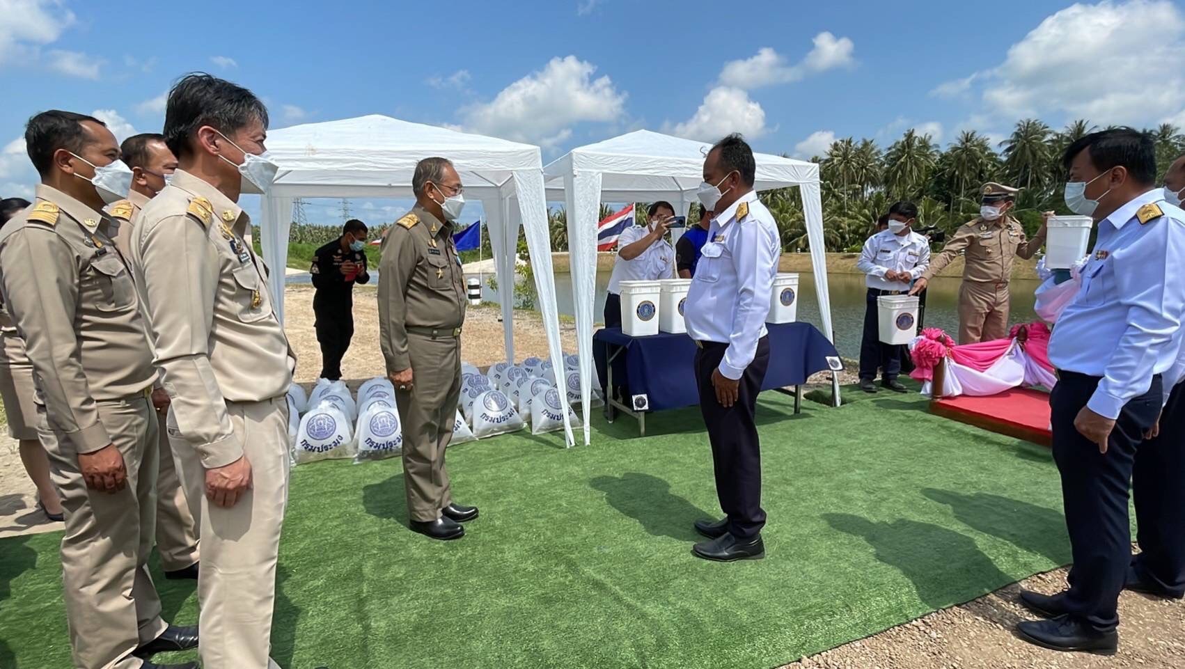 พลอากาศเอกชลิต พุกผาสุข องคมนตรี ประธานอนุกรรมการติดตามและขับเคลื่อน โครงการอันเนื่องมาจากพระราชดำริในพื้นที่ภาคกลาง ลงพื้นที่ตรวจเยี่ยมและติดตามผลสำเร็จการดำเนินโครงการบรรเทาอุทกภัยอำเภอบางสะพาน อันเนื่องมาจากพระราชดำริ จังหวัดประจวบคีรีขันธ์