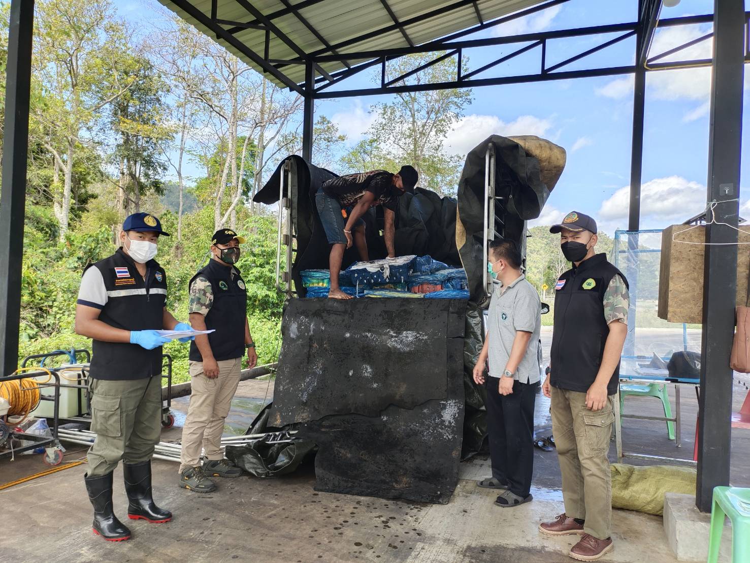 เจ้าหน้าที่ด่านตรวจประมงกาญจนบุรี ตรวจสอบสินค้าสัตว์น้ำและเอกสารการนำเข้า หมึกหอมแช่เย็น ปลาทรายแช่เย็น และสัตว์น้ำอื่นๆ ผ่านทางช่องทางจุดผ่านแดนถาวรบ้านพุน้ำร้อน..คลิก