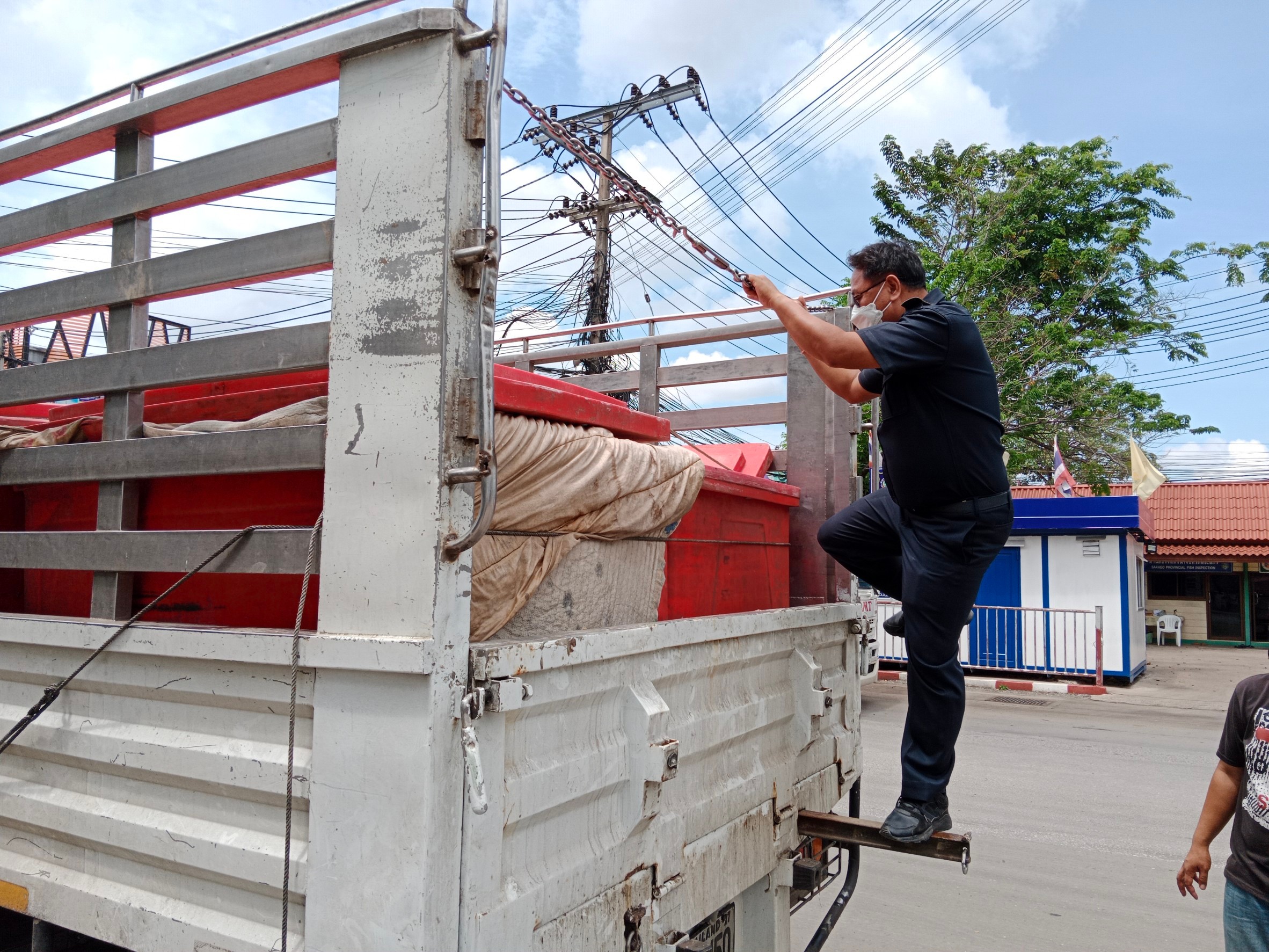 ตรวจสินค้าประมงที่นำเข้า ส่งออก ทางจุดผ่านแดนถาวรบ้านคลองลึก..คลิก