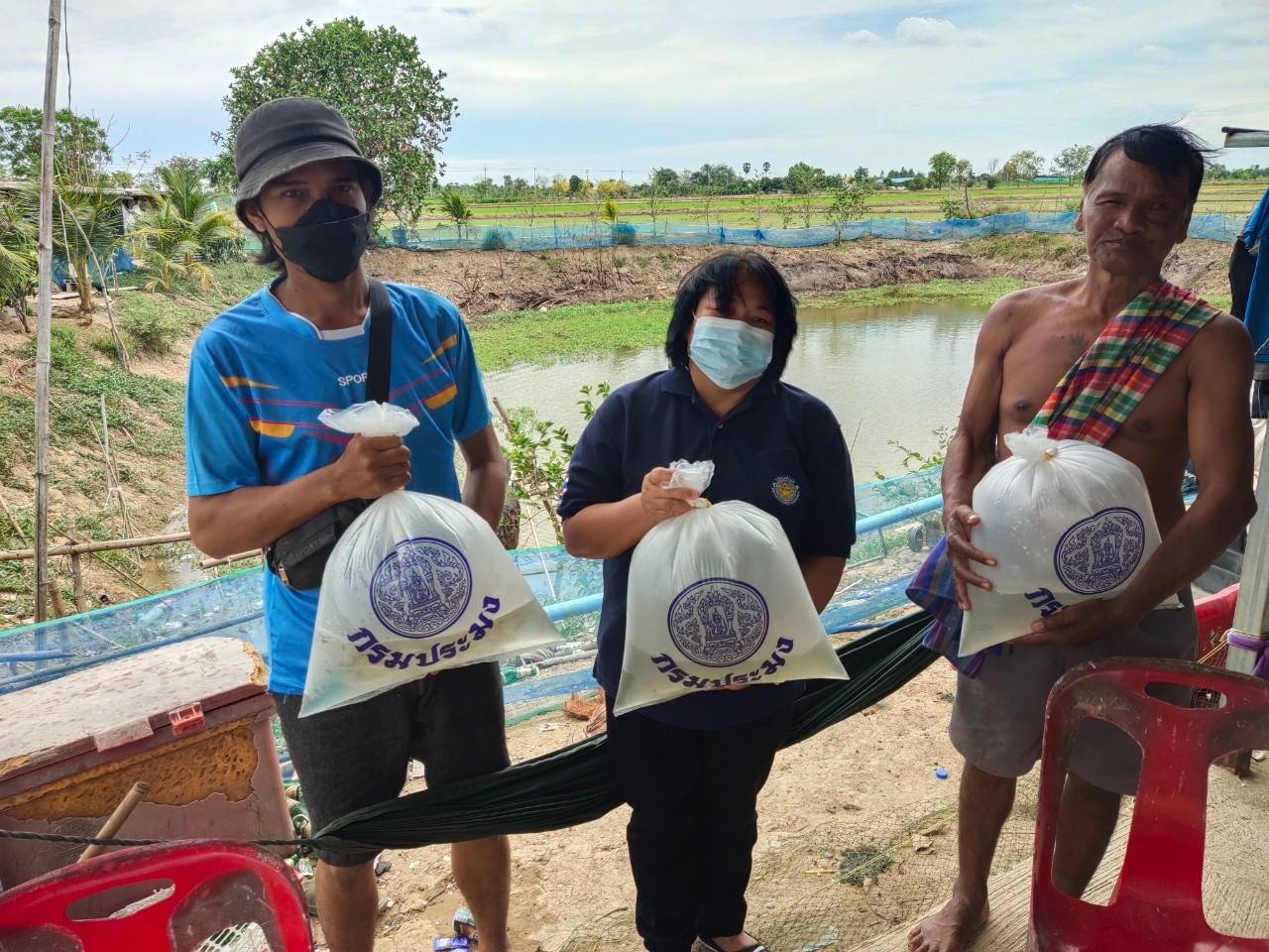 มอบพันธุ์สัตว์น้ำช่วยเหลือเกษตรกรจากการประสบความเสียหายจากอุทกภัย (กิจกรรมสนับสนุนด้านการประมง)..คลิก