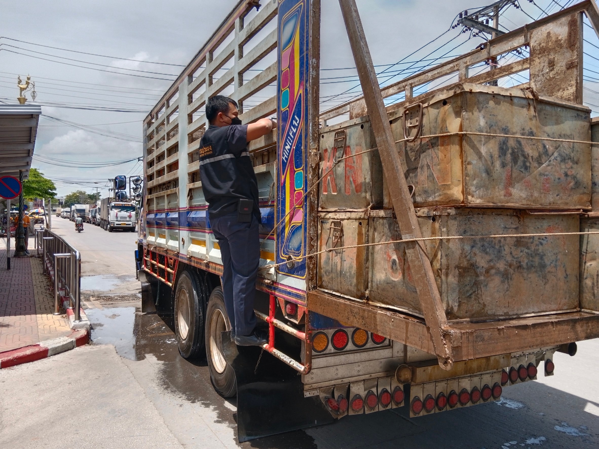 ตรวจสินค้าประมงที่นำเข้า ส่งออก ทางจุดผ่านแดนถาวรบ้านคลองลึก..คลิก