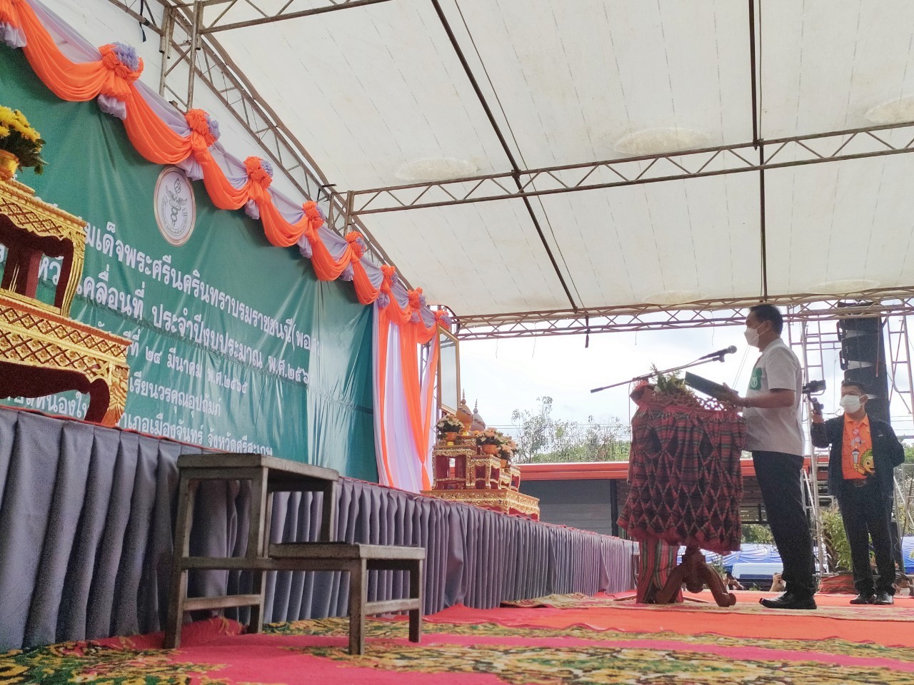 นายกิตติพงษ์ ลีลาศสง่างาม ประมงจังหวัดศรีสะเกษ มอบหมายให้นางสาววาสนา ยุภา ประมงอำเภออุทุมพรพิสัยพร้อมนายวุฒิพนธ์ ศรีจินดา นักวิชาการประมง และเจ้าหน้าที่สำนักงานประมงจังหวัดศรีสะเกษ ออกหน่วยบริการจังหวัดเคลื่อนที่ ประจำปีงบประมาณ พ.ศ.2565 ให้ความรู้ด้านการเพาะเลี้ยงสัตว์น้ำ ประชาสัมพันธ์กิจกรรมด้านประมง โดยศูนย์วิจัยและพัฒนาการเพาะเลี้ยงสัตว์น้ำจืดศรีสะเกษสนับสนุนพันธุ์ปลากินพืชจำนวน 50 ถุง ในกิจกรรมครั้งนี้ ณ โรงเรียนวรคุณอุปถัมภ์ ตำบลหนองใหญ่ อำเภอเมืองจันทร์ จังหวัดศรีสะเกษ โดยมีนายวัฒนา พุฒิชาติ ผู้ว่าราชการจังหวัดศรีสะเกษ เป็นประธานเปิดงาน..คลิก