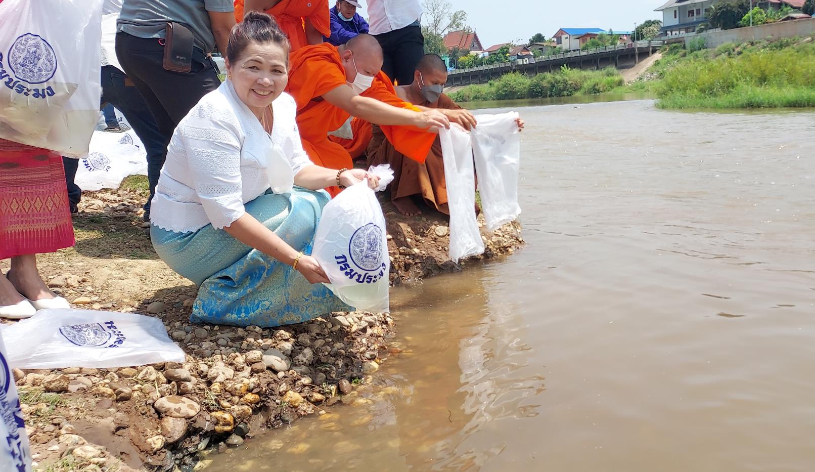 ประมงจังหวัดน่าน ร่วมพิธีทําบุญอายุวัฒนมงคล พระเดชพระคุณ พระราชศาสนาภิบาล (ดิเรก วชิรปญโญ ป.ธ.๙) เจ้าคณะจังหวัดน่าน..คลิก
