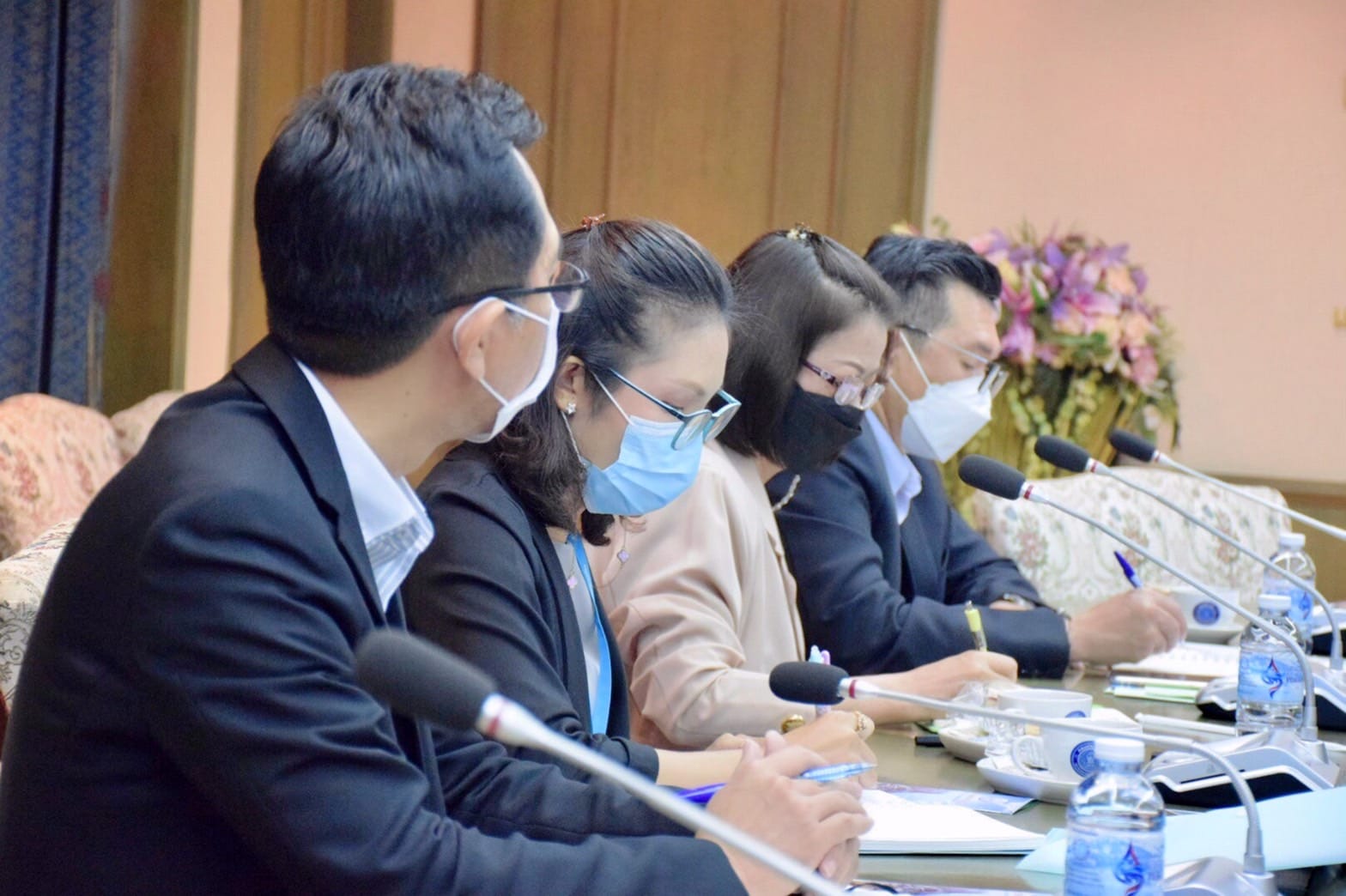 นายเฉลิมชัย สุวรรณรักษ์ อธิบดีกรมประมง อนุญาตให้นายปรีดา ยังสุขสถาพร ผู้อำนวยการองค์การสะพานปลา นายจุมพล สงวนสิน และคณะ เข้าพบเพื่อแสดงความยินดีเนื่องในโอกาสดำรงตำแหน่งอธิบดีกรมประมง..คลิก
