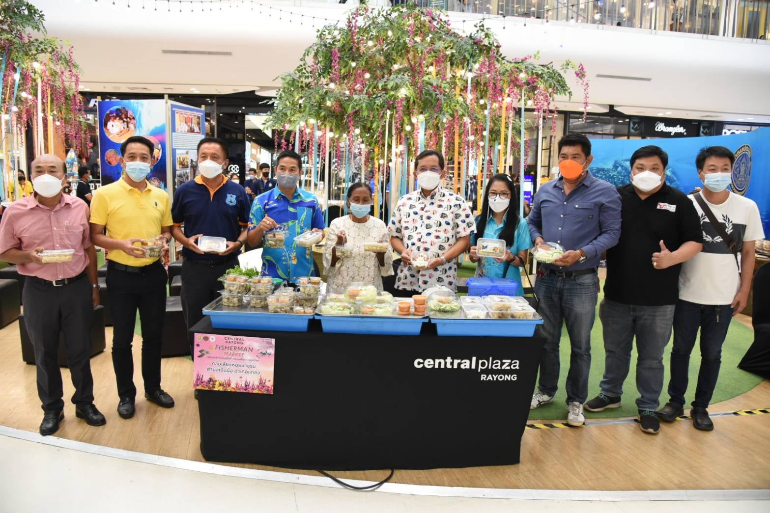 นายเฉลิมชัย สุวรรณรักษ์ อธิบดีกรมประมง ให้เกียรติเป็นประธานเปิดงาน “มหัศจรรย์ความงามใต้ท้องทะเลระยอง”..คลิก