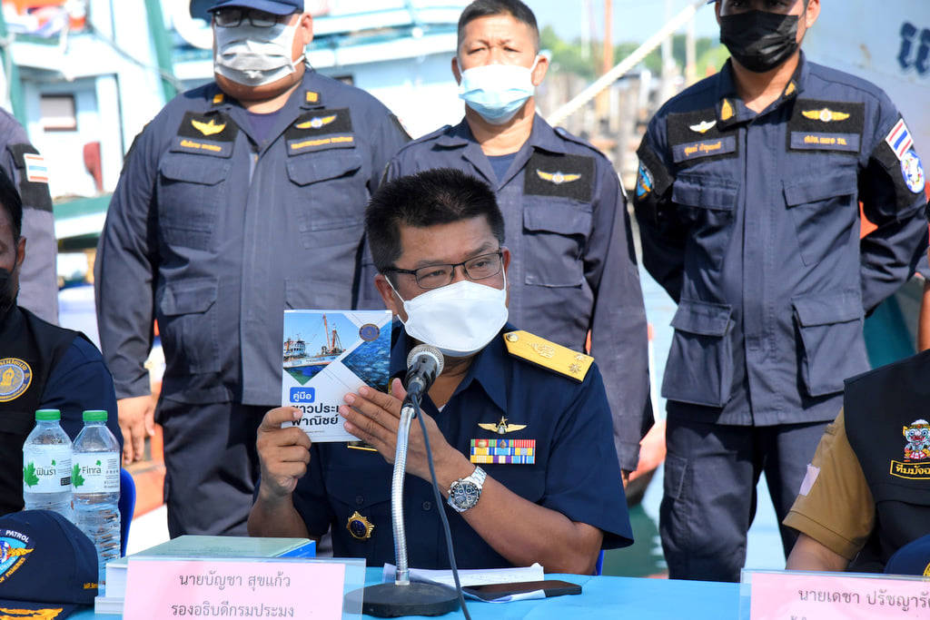 นายบัญชา สุขแก้ว รองอธิบดีกรมประมง ได้รับมอบหมายจาก นายเฉลิมชัย สุวรรณรักษ์ อธิบดีกรมประมง ให้ลงพื้นที่และแถลงข่าวการตรวจสอบเอกสารหนังสือคนประจำเรือสำหรับแรงงานต่างด้าว (Seabook) ปลอม..คลิก