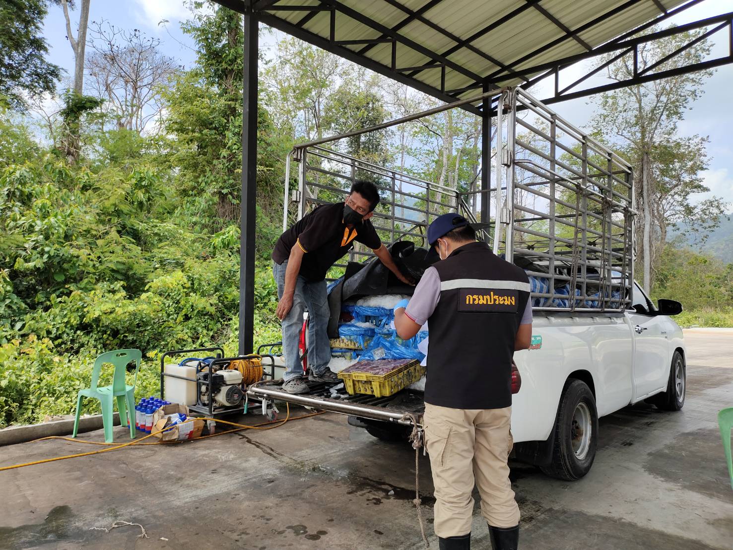 นายสมพงษ์ คำพล หัวหน้าด่านตรวจประมงกาญจนบุรี พร้อมด้วยเจ้าหน้าที่ด่านตรวจประมงกาญจนบุรี ตรวจสอบสินค้าสัตว์น้ำและเอกสารการส่งออก ปลานิลแช่เย็น ปลาสวายแช่เย็น และเอกสารการนำเข้า กุ้งข่าวป่น หมึกกล้วยแช่เย็น และสัตว์น้ำอื่นๆ ผ่านทางช่องทางจุดผ่านแดนถาวรบ้านพุน้ำร้อน..คลิก