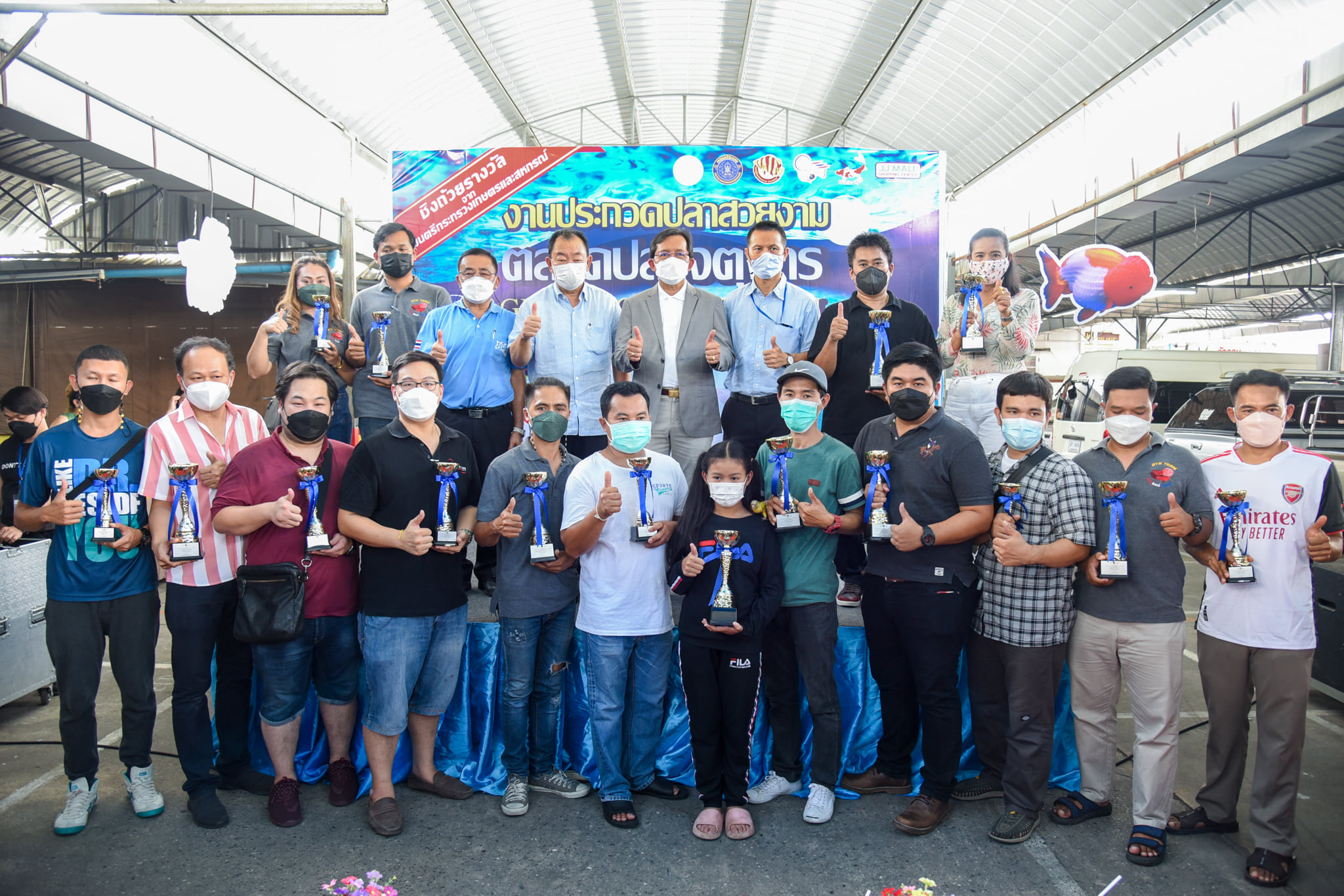 นายเฉลิมชัย สุวรรณรักษ์ อธิบดีกรมประมง ให้เกียรติเป็นประธานในพิธีมอบรางวัลงาน “ประกวดปลาสวยงาม ตลาดปลาจตุจักร”..คลิก