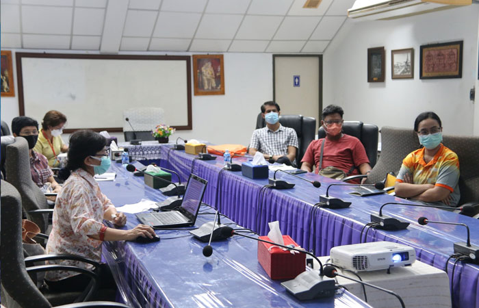 คณะนักวิจัยจากมหาวิทยาลัยเทคโนโลยีพระจอมเกล้าธนบุรี  บรรยายผลการดำเนินงานของศูนย์ศึกษาการพัฒนาอ่าวคุ้งกระเบนฯ..คลิก