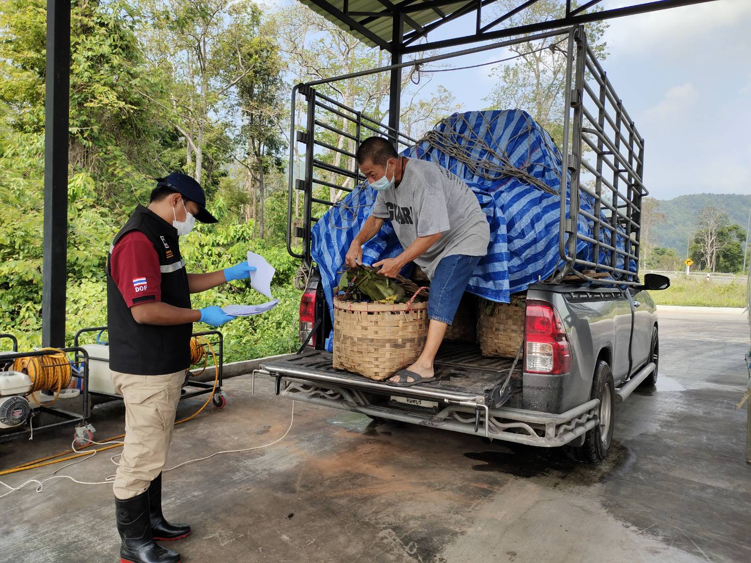 นายสมพงษ์ คำพล หัวหน้าด่านตรวจประมงกาญจนบุรี มอบหมายให้ เจ้าหน้าที่ด่านตรวจประมงกาญจนบุรี ตรวจสอบสินค้าสัตว์น้ำและเอกสารการนำเข้า ปูทะเลมีชีวิต หมึกกล้วยแช่เย็น และสัตว์น้ำอื่นๆ ผ่านทางช่องทางจุดผ่านแดนถาวรบ้านพุน้ำร้อน..คลิก