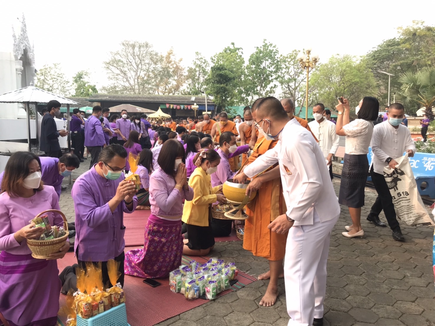 ร่วมพิธีทำบุญตักบาตรพระสงฆ์และสามเณร เนื่องในโอกาสวันคล้ายวันพระราชสมภพ สมเด็จพระกนิษฐาธิราชเจ้า กรมสมเด็จพระเทพรัตนราชสุดาฯ สยามบรมราชกุมารี ๒ เมษายน ๒๕๖๕..คลิก
