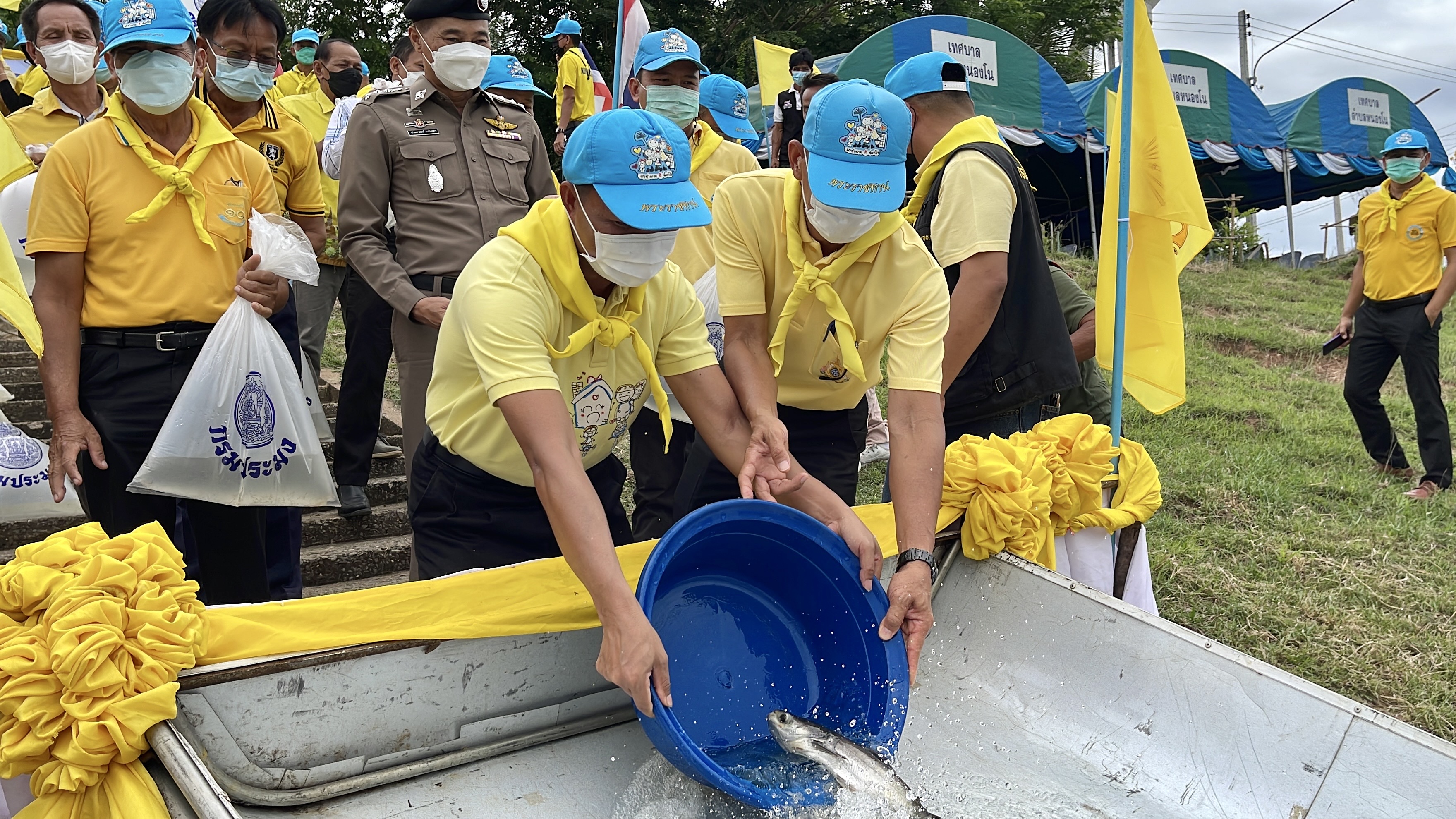 วันที่ ๑ เมษายน ๒๕๖๕ นายไชยวัฒน์ รัตนดาดาษ ประมงจังหวัดขอนแก่น พร้อมด้วยคณะเจ้าหน้าที่สำนักงานประมงจังหวัดขอนแก่น เจ้าหน้าที่สังกัดหน่วยกรมประมงในพื้นที่จังหวัดขอนแก่น  จัดกิจกรรมจิตอาสาปล่อยพันธุ์สัตว์น้ำ “๑ เมษา วันข้าราชการไทย ร่วมใจเพื่อประชาชน”