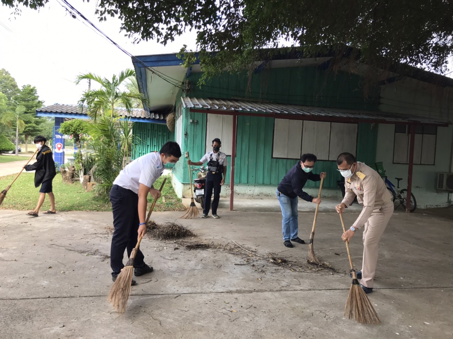 ประมงจังหวัดอุบลราชธานี พร้อมด้วย เจ้าหน้าที่สำนักงานประมงจังหวัดอุบลราชธานี ร่วมแรง ร่วมใจ ทำความสะอาด 5 ส.บริเวณ สำนักงานประมงจังหวัดอุบลราชธานี..คลิก