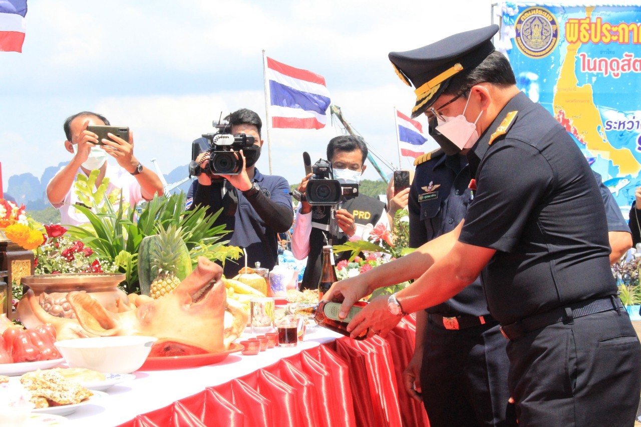 นายเฉลิมชัย สุวรรณรักษ์ อธิบดีกรมประมง เป็นประธานในพิธีประกาศใช้มาตรการบริหารจัดการทรัพยากรสัตว์น้ำมีไข่ วางไข่ เลี้ยงตัวอ่อน ทะเลอันดามัน พื้นที่ภูเก็ต พังงา กระบี่ ตรังประจำปี 2565..คลิก