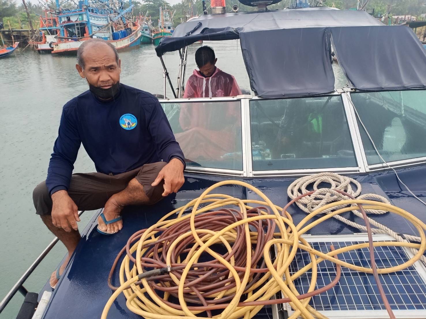 ภารกิจเข้าช่วยเหลือเรืออวนติดตาที่เกิดการรั่วซึมบริเวณท้องเรือเนื่องจากประสบภัยคลื่นลมแรง..คลิก