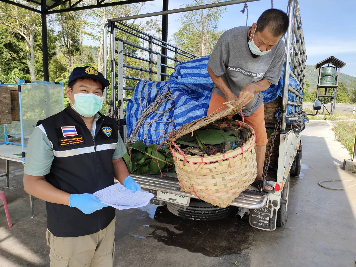 วันที่ 6 เมษายน 2565 นายสมพงษ์ คำพล หัวหน้าด่านตรวจประมงกาญจนบุรี มอบหมายให้ เจ้าหน้าที่ด่านตรวจประมงกาญจนบุรี ตรวจสอบสินค้าสัตว์น้ำและเอกสารการนำเข้า ปูทะเลมีชีวิต หมึกกล้วยแช่เย็น ปลาลิ้นหมาแช่เย็น และสัตว์น้ำอื่นๆ ผ่านทางช่องทางจุดผ่านแดนถาวรบ้านพุน้ำร้อน..คลิก