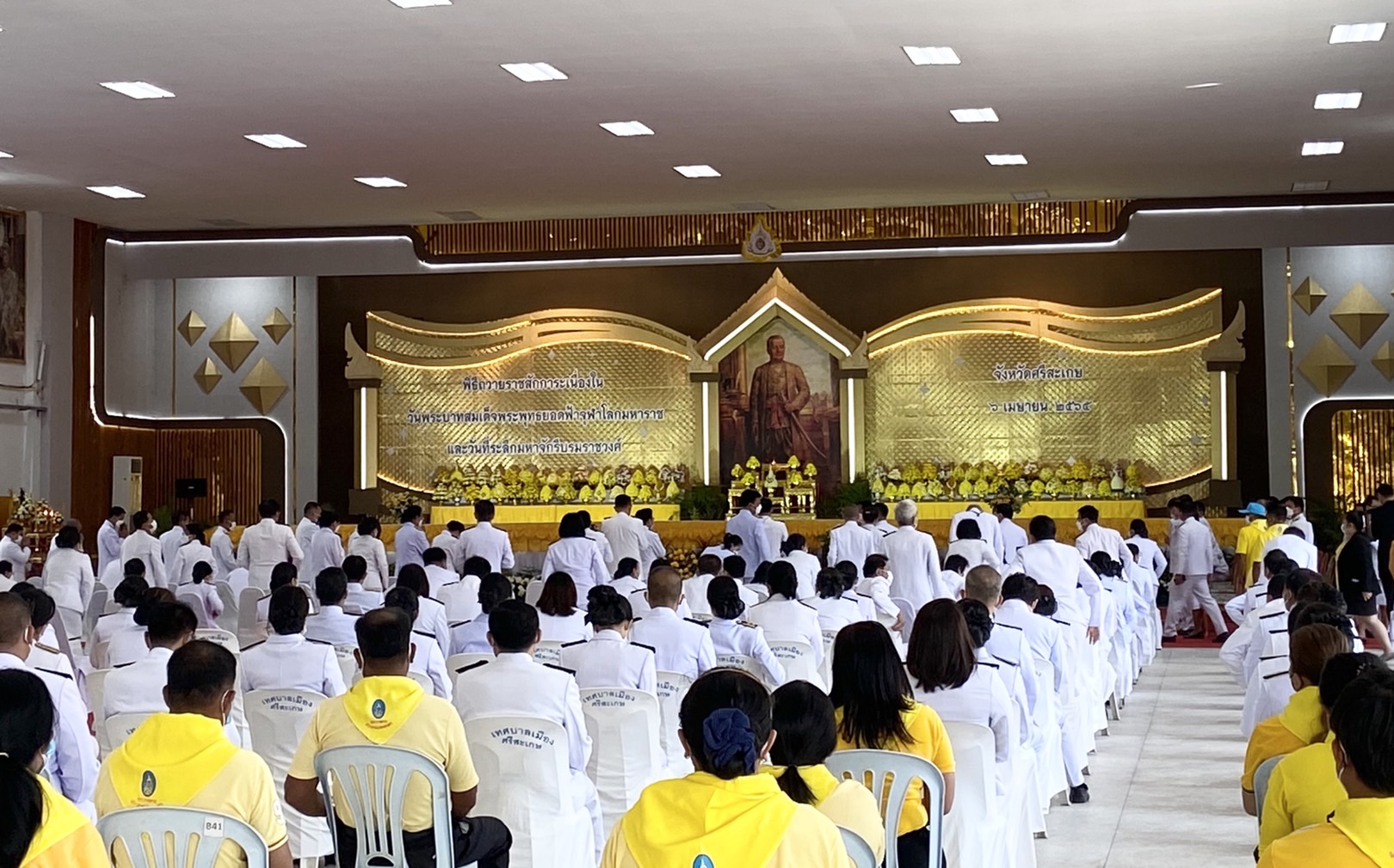 นายกิตติพงษ์ ลีลาศสง่างาม ประมงจังหวัดศรีสะเกษ พร้อมด้วยนางสาวเบญจมาภรณ์ ทองเลื่อม เจ้าพนักประมงปฏิบัติงาน ร่วมพิธีถวายราชสักการะเนื่องในวันพระบาทสมเด็จพุทธยอดฟ้าจุฬาโลกมหาราช และวันที่ระลึกมหาจักรีบรมราชวงศ์ ณ อาคารเฉลิมพระเกียรติฉลองสิริราชสมบัติครบ 60 ปี อำเภอเมืองศรีสะเกษ จังหวัดศรีสะเกษ..คลิก